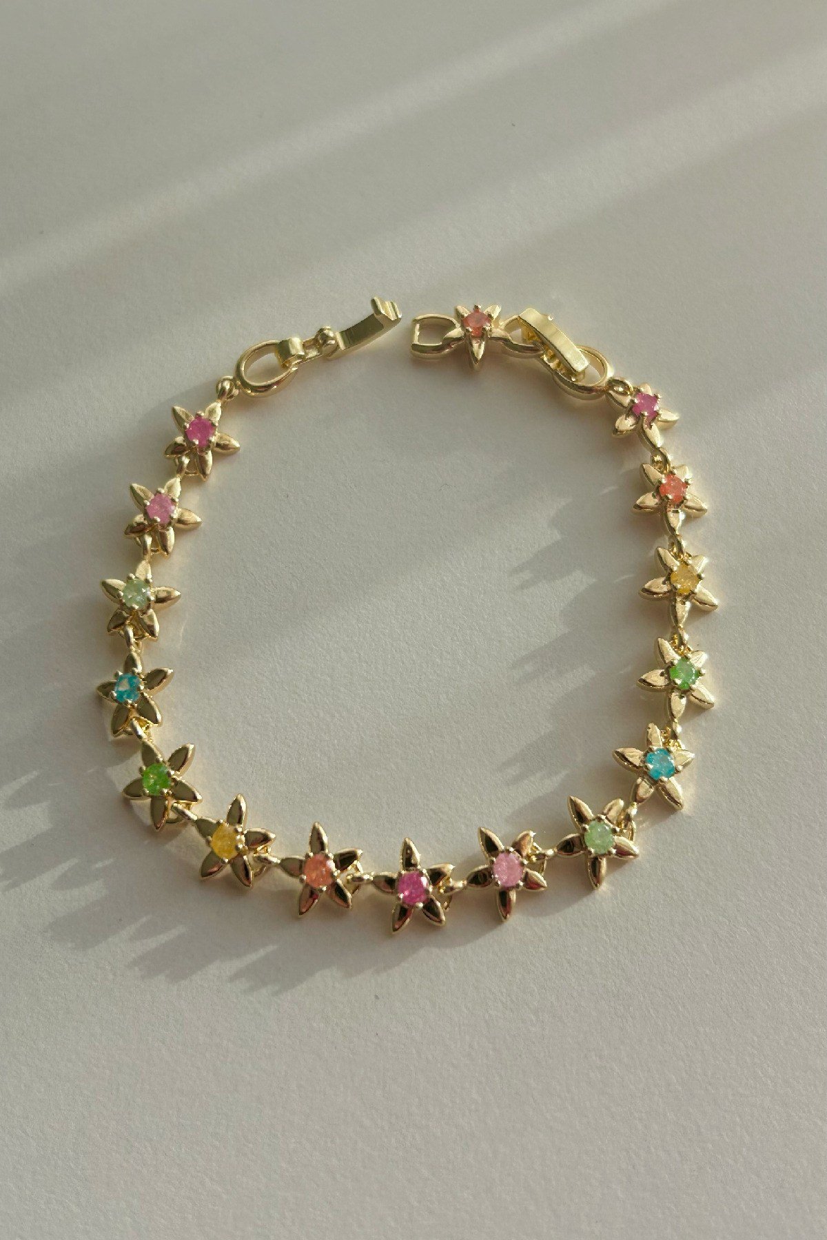 14K Altın Kaplama Renkli ve Çiçekli Kadın Bileklik (17 cm+2 cm)