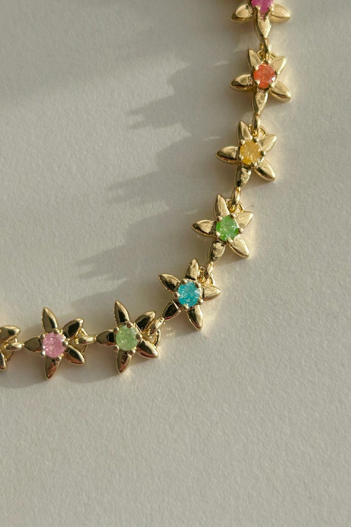 14K Altın Kaplama Renkli ve Çiçekli Kadın Bileklik (17 cm+2 cm)