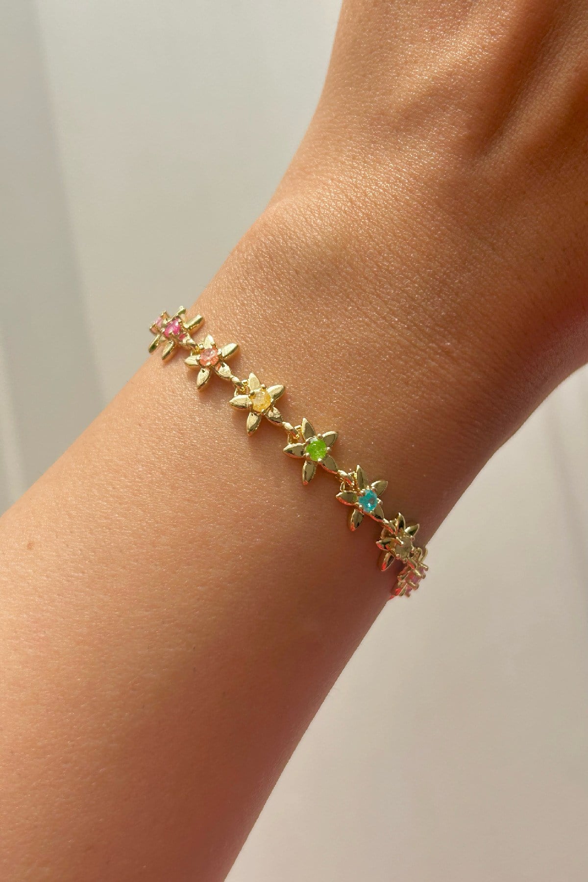 14K Altın Kaplama Renkli ve Çiçekli Kadın Bileklik (17 cm+2 cm)