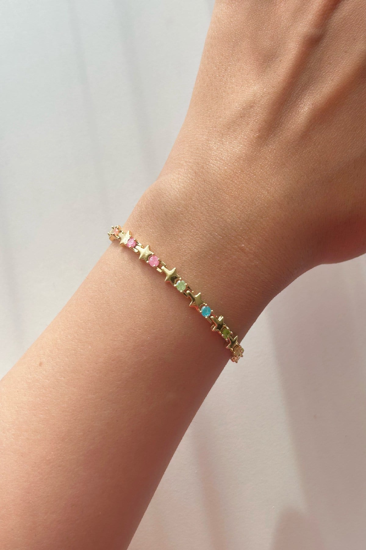 14K Altın Kaplama Yıldızlı ve Renkli Kadın Bileklik - Ayarlanabilir (17 cm+2 cm)