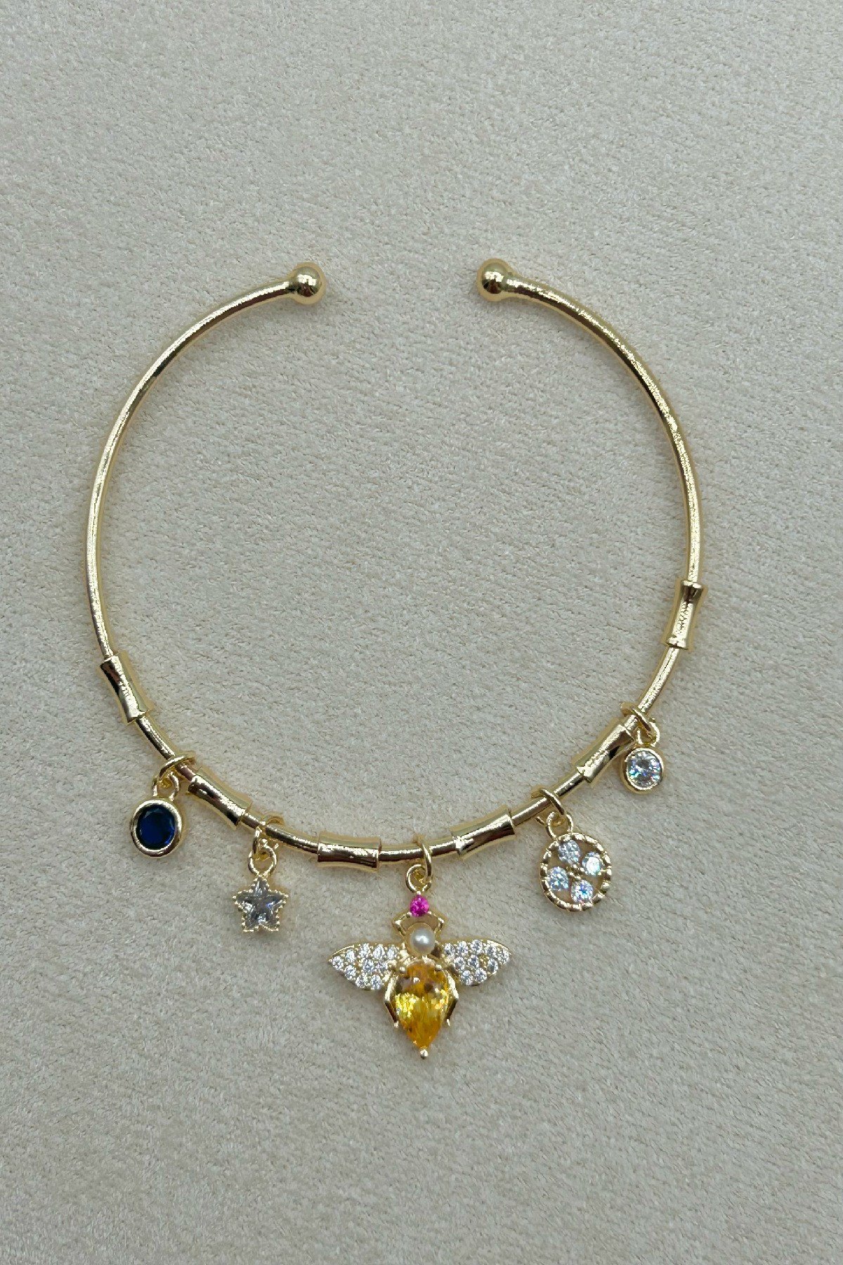 Arı Detaylı Zirkon Taşlı Charmlı Gold Renk Kadın Bileklik - Ayarlanabilir