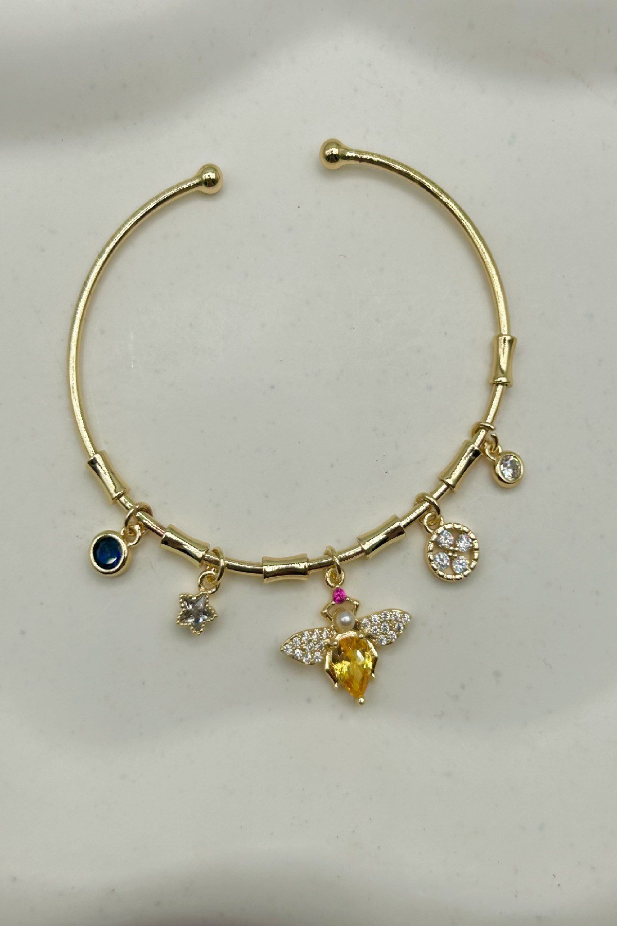 Arı Detaylı Zirkon Taşlı Charmlı Gold Renk Kadın Bileklik - Ayarlanabilir