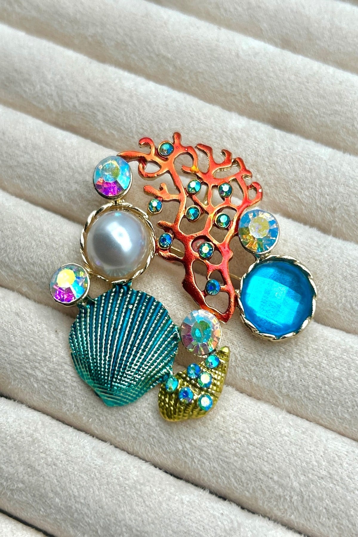 Deniz Temalı İncili ve Taşlı Broş (5 cm) - Çanta, Şapka, Ceket ve Yaka'da Kullanılabilir