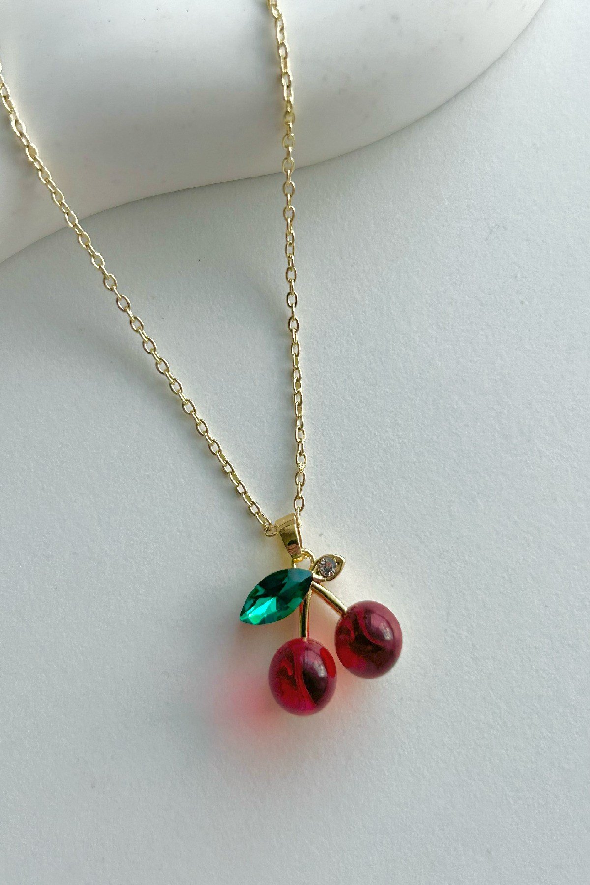 Fasetli Yaprak & Cabochon Kiraz Taşlı 14K Altın Renginde Çelik Kadın Kolye (21 cm+5 cm)