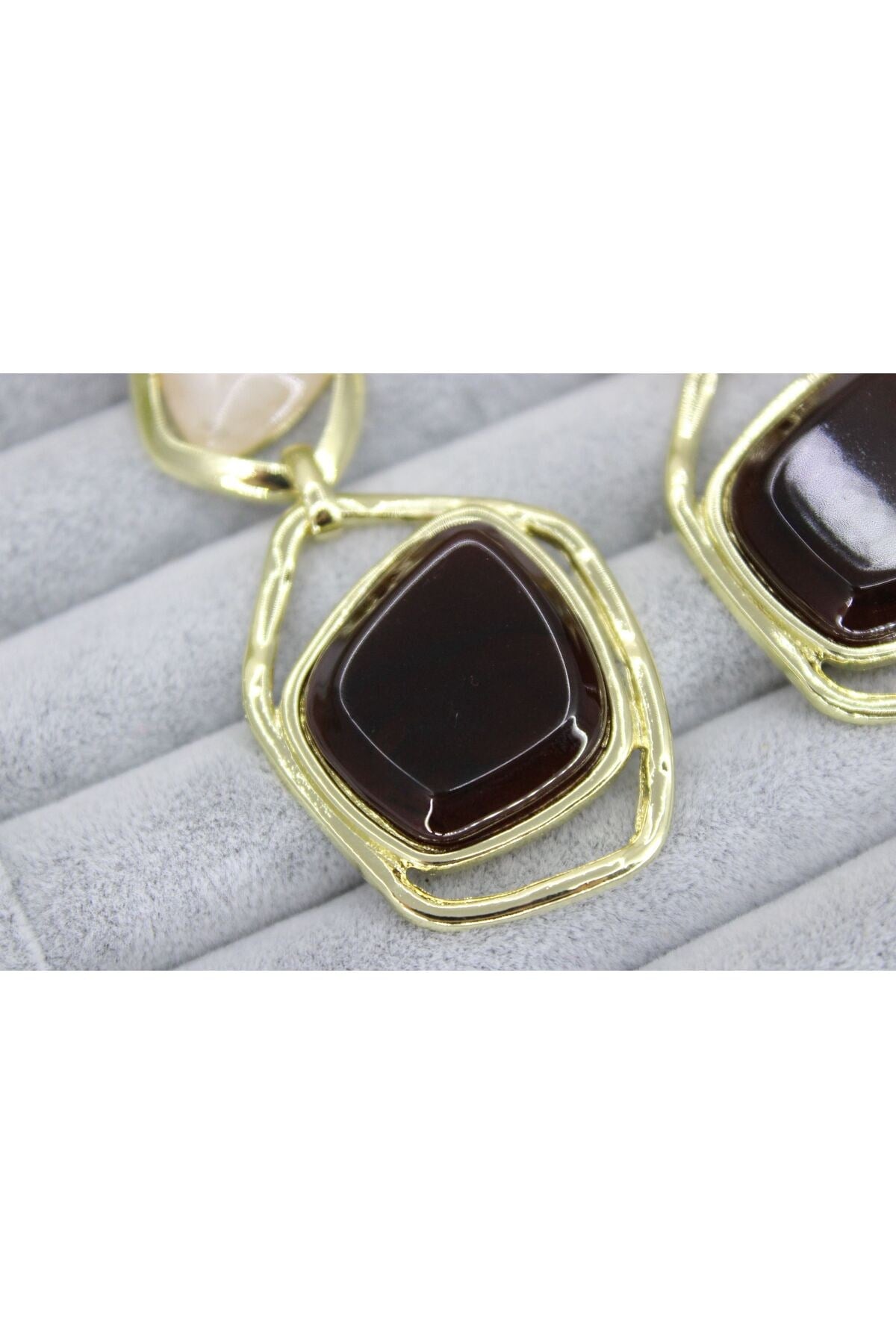Gold Çerçeveli Doğal Taş Görünümlü Sallantılı Kadın Küpe – 3 Renk Seçenekli (Siyah / Bordo / Bej)