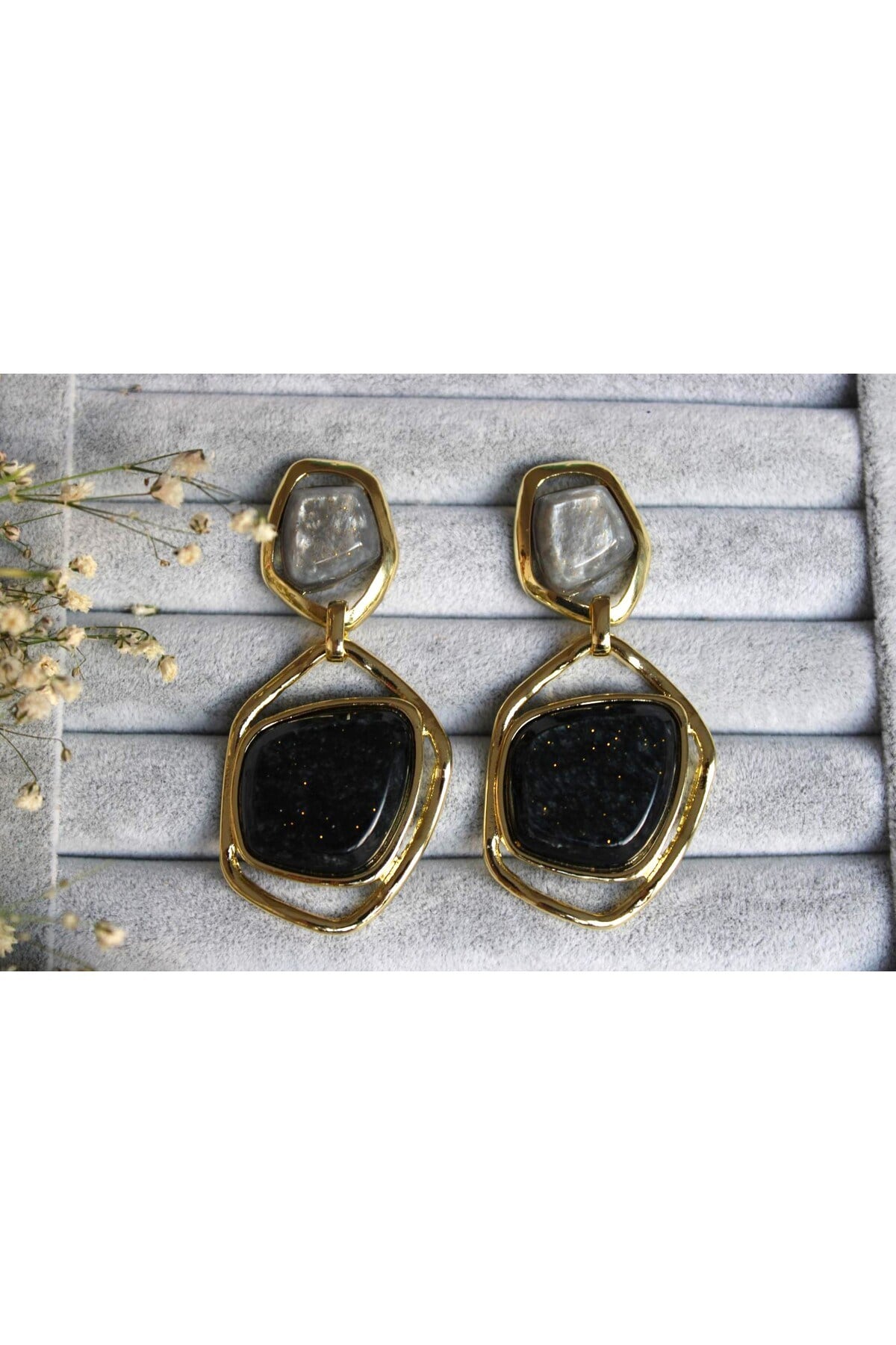 Gold Çerçeveli Doğal Taş Görünümlü Sallantılı Kadın Küpe – 3 Renk Seçenekli (Siyah / Bordo / Bej)