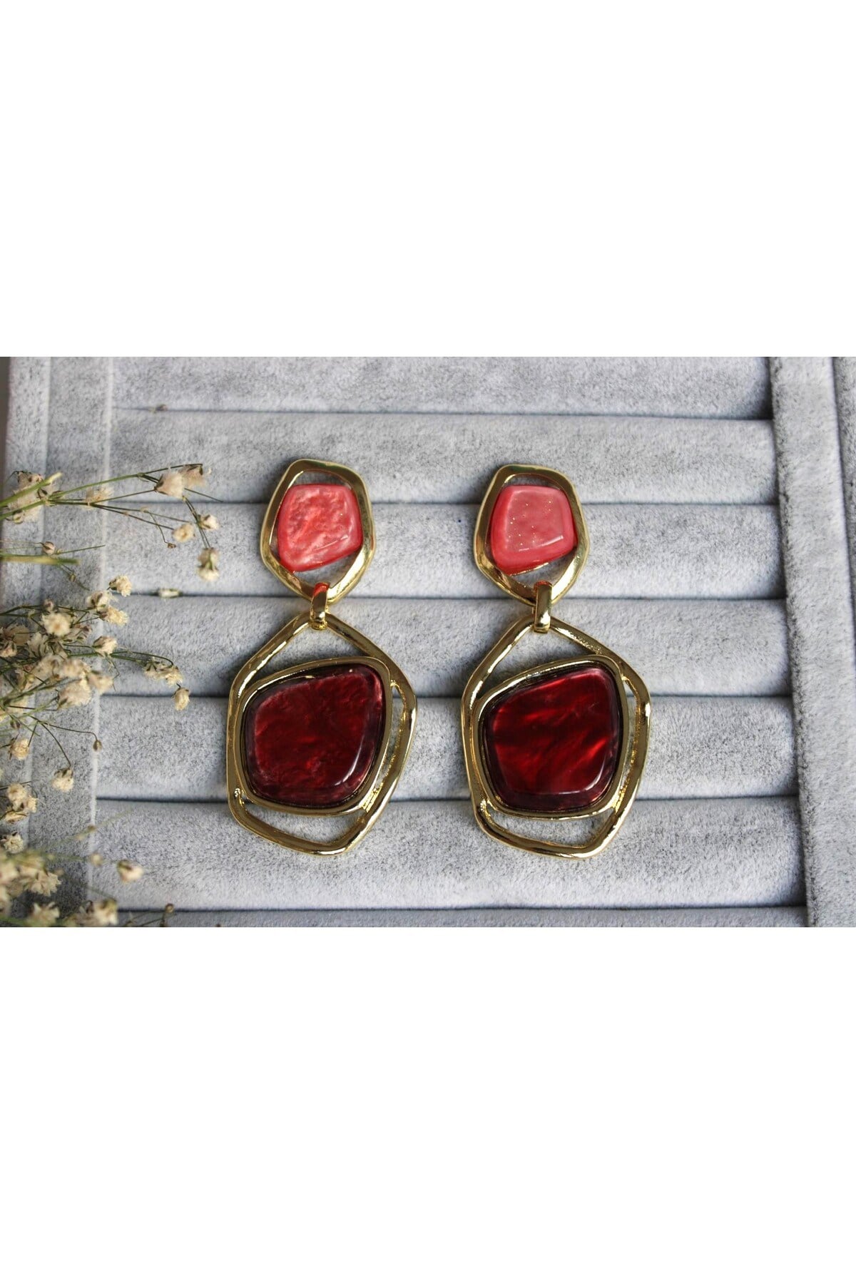 Gold Çerçeveli Doğal Taş Görünümlü Sallantılı Kadın Küpe – 3 Renk Seçenekli (Siyah / Bordo / Bej)