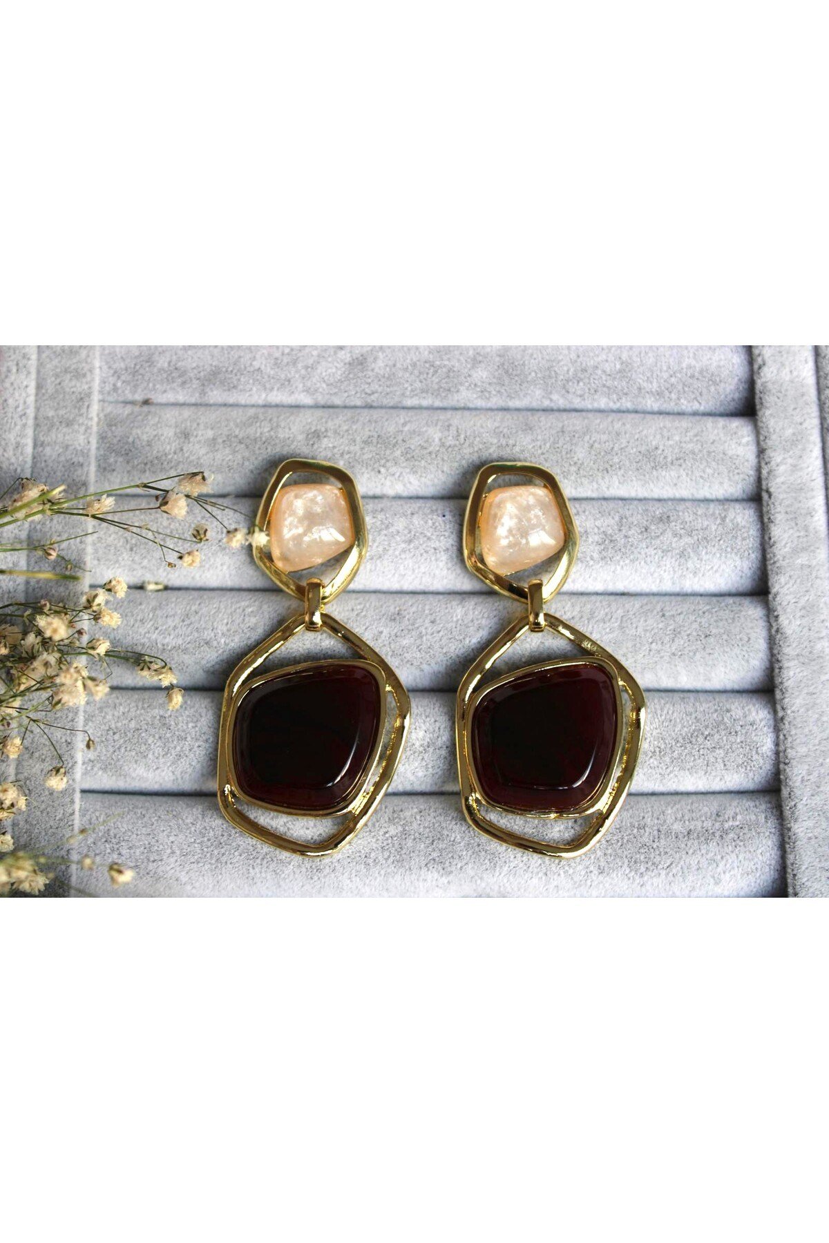 Gold Çerçeveli Doğal Taş Görünümlü Sallantılı Kadın Küpe – 3 Renk Seçenekli (Siyah / Bordo / Bej)