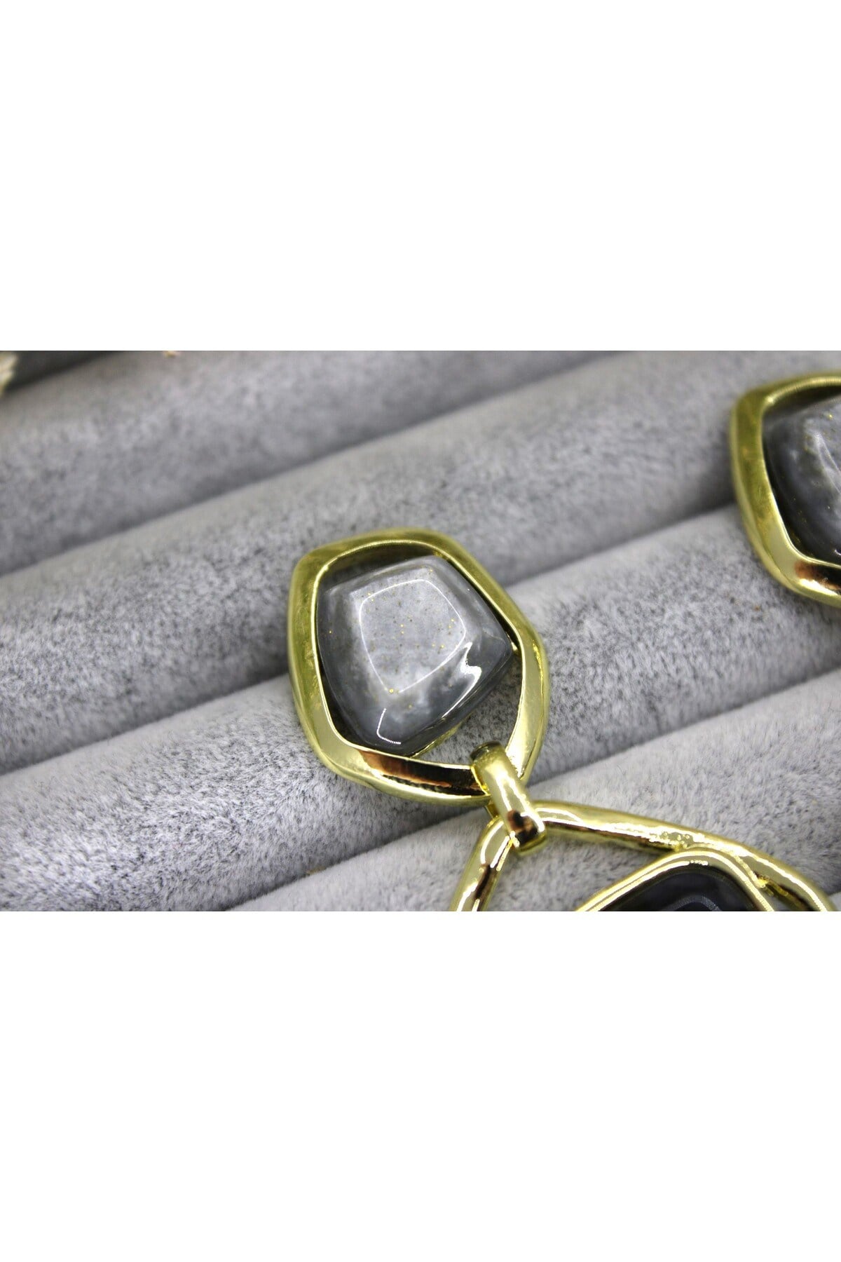 Gold Çerçeveli Doğal Taş Görünümlü Sallantılı Kadın Küpe – 3 Renk Seçenekli (Siyah / Bordo / Bej)