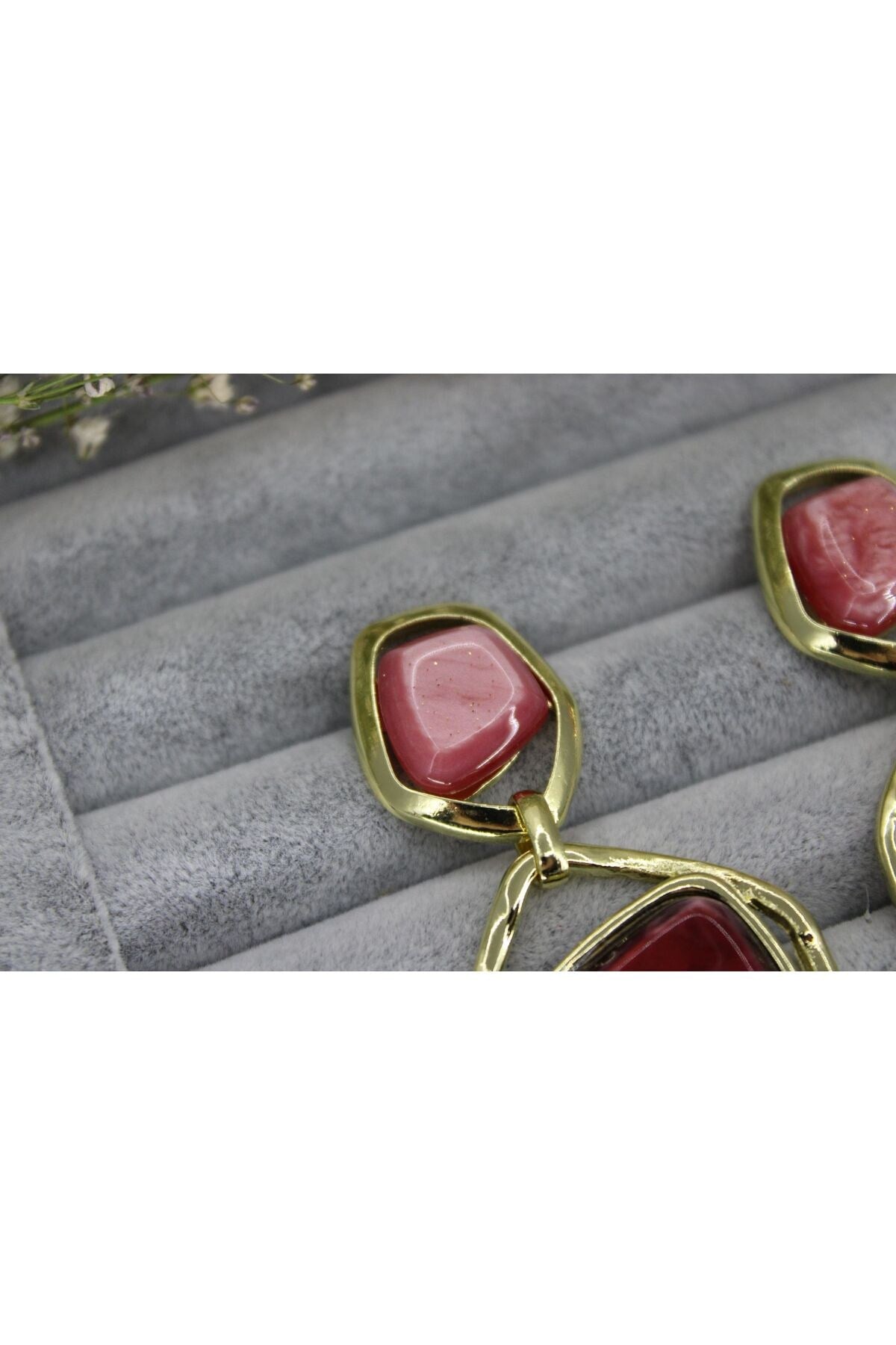 Gold Çerçeveli Doğal Taş Görünümlü Sallantılı Kadın Küpe – 3 Renk Seçenekli (Siyah / Bordo / Bej)
