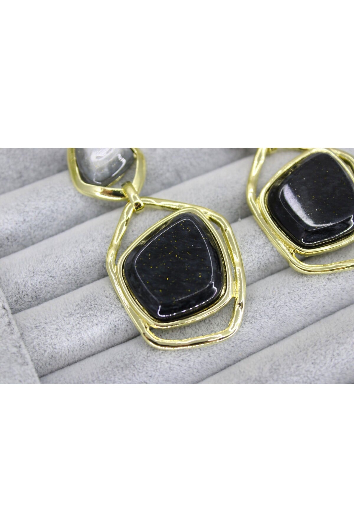 Gold Çerçeveli Doğal Taş Görünümlü Sallantılı Kadın Küpe – 3 Renk Seçenekli (Siyah / Bordo / Bej)