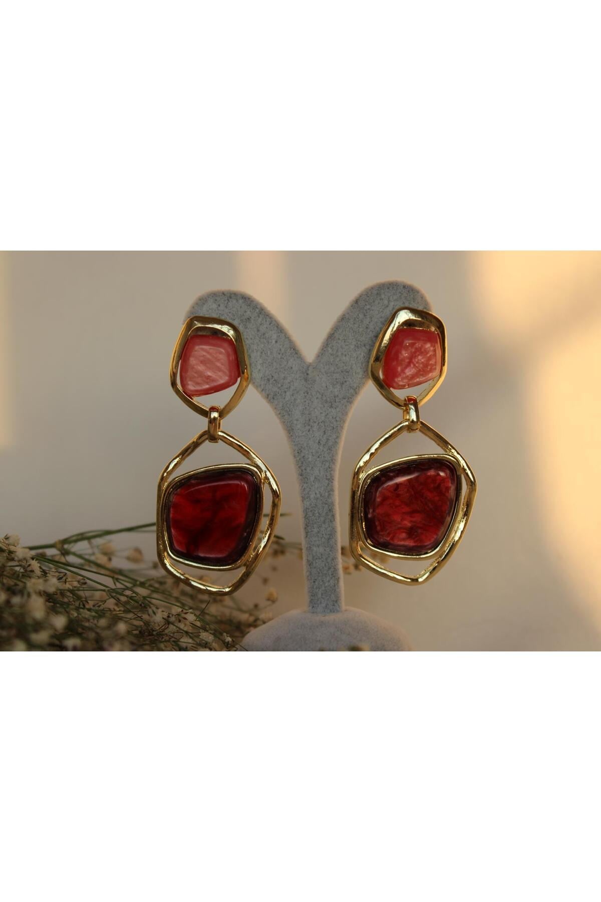 Gold Çerçeveli Doğal Taş Görünümlü Sallantılı Kadın Küpe – 3 Renk Seçenekli (Siyah / Bordo / Bej)