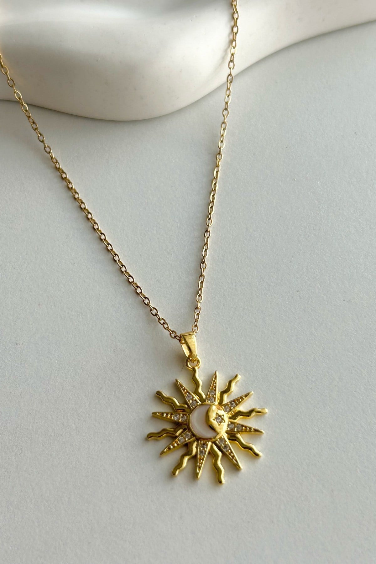Güneş Model Zirkon Taşlı Gold Renk Çelik Kadın Kolye (22 cm+5 cm)