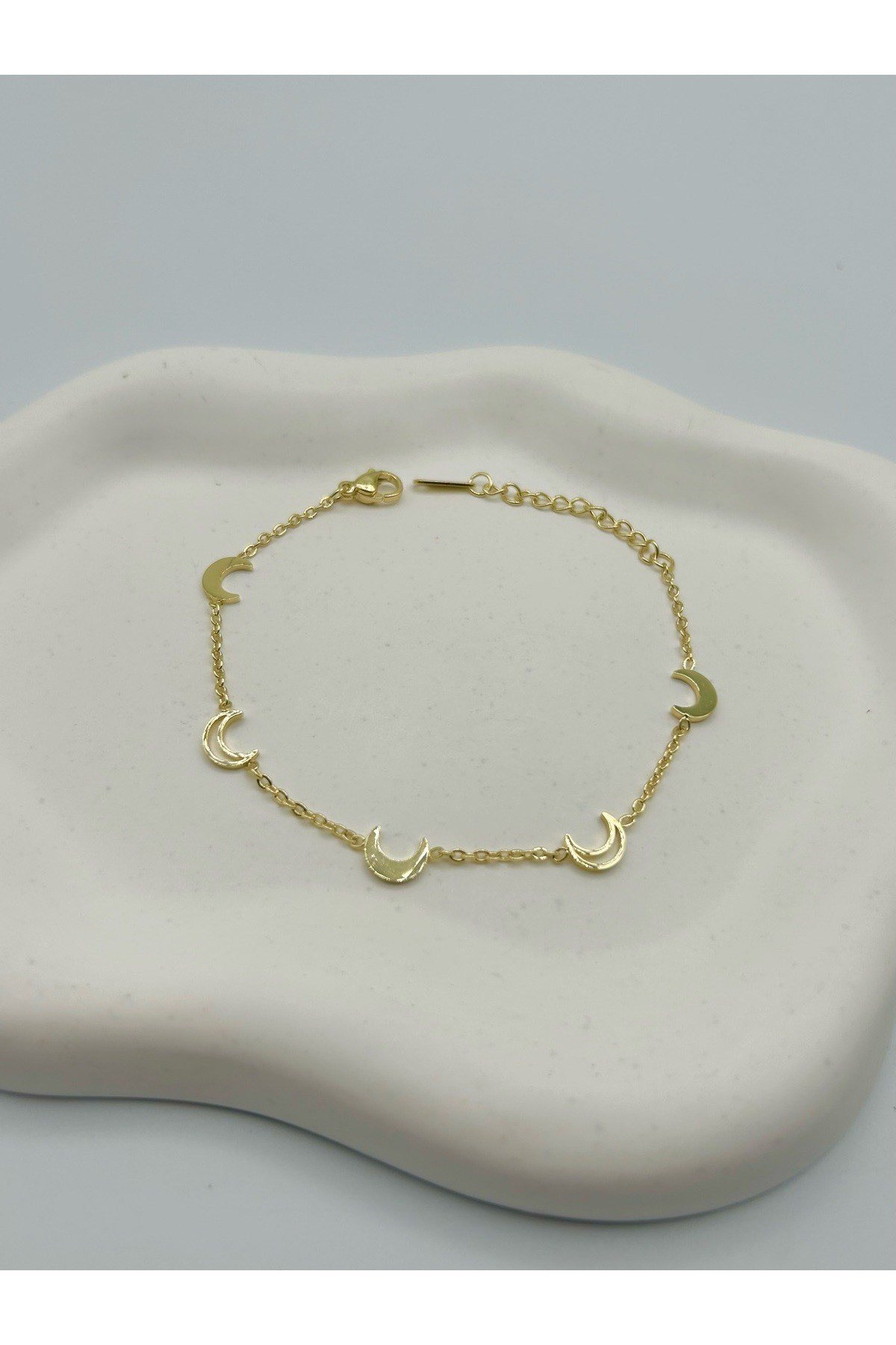Hilal Model Çelik Kadın Bileklik - 14K Altın Kaplama Renginde - Bileğe Göre Ayarlanabilir (16-21 cm)