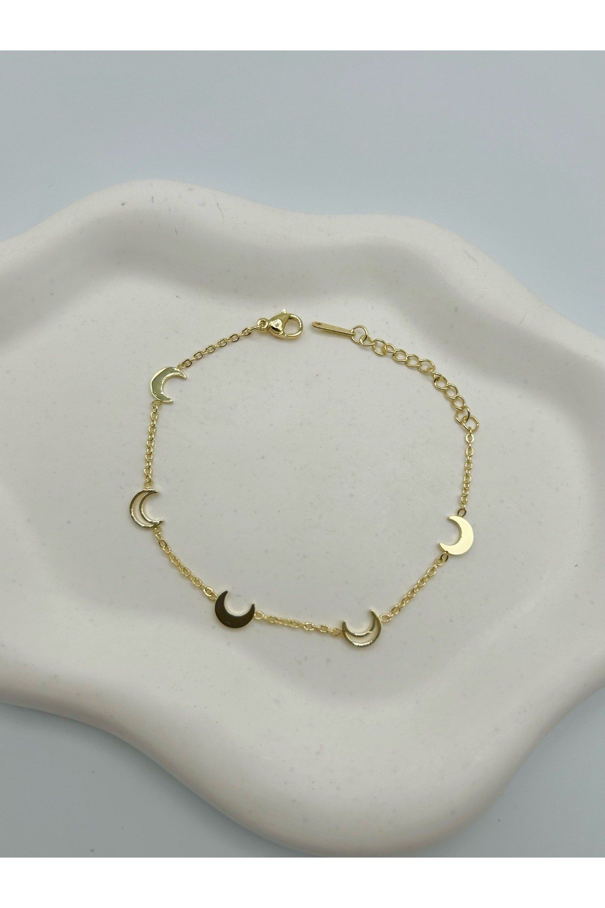 Hilal Model Çelik Kadın Bileklik - 14K Altın Kaplama Renginde - Bileğe Göre Ayarlanabilir (16-21 cm)