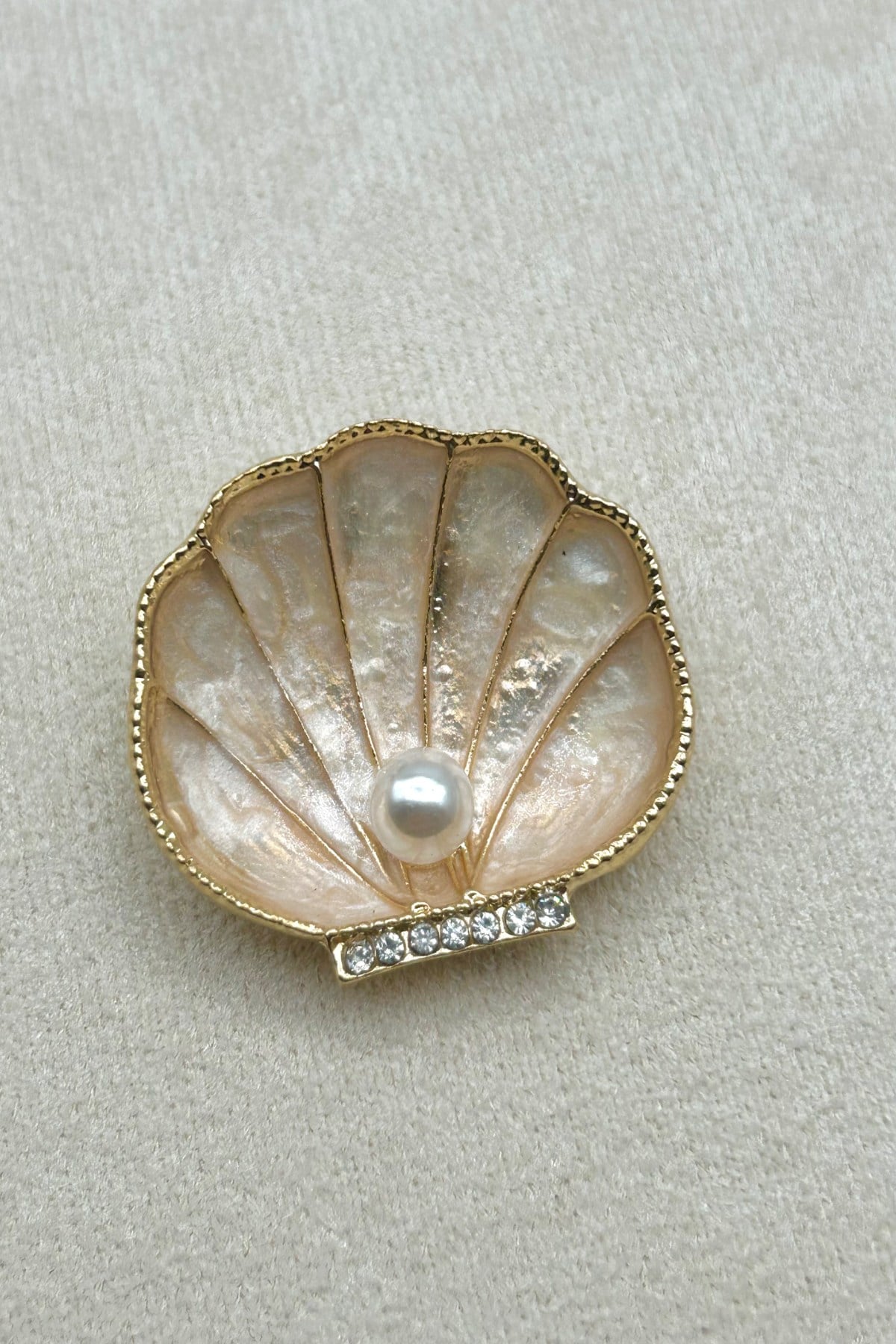İnci Detaylı Sedefli Deniz Kabuğu Figürlü Gold Broş (3 cm) - Çanta, Şapka, Eşarp, Ceket ve Yaka'da Kullanılabilir