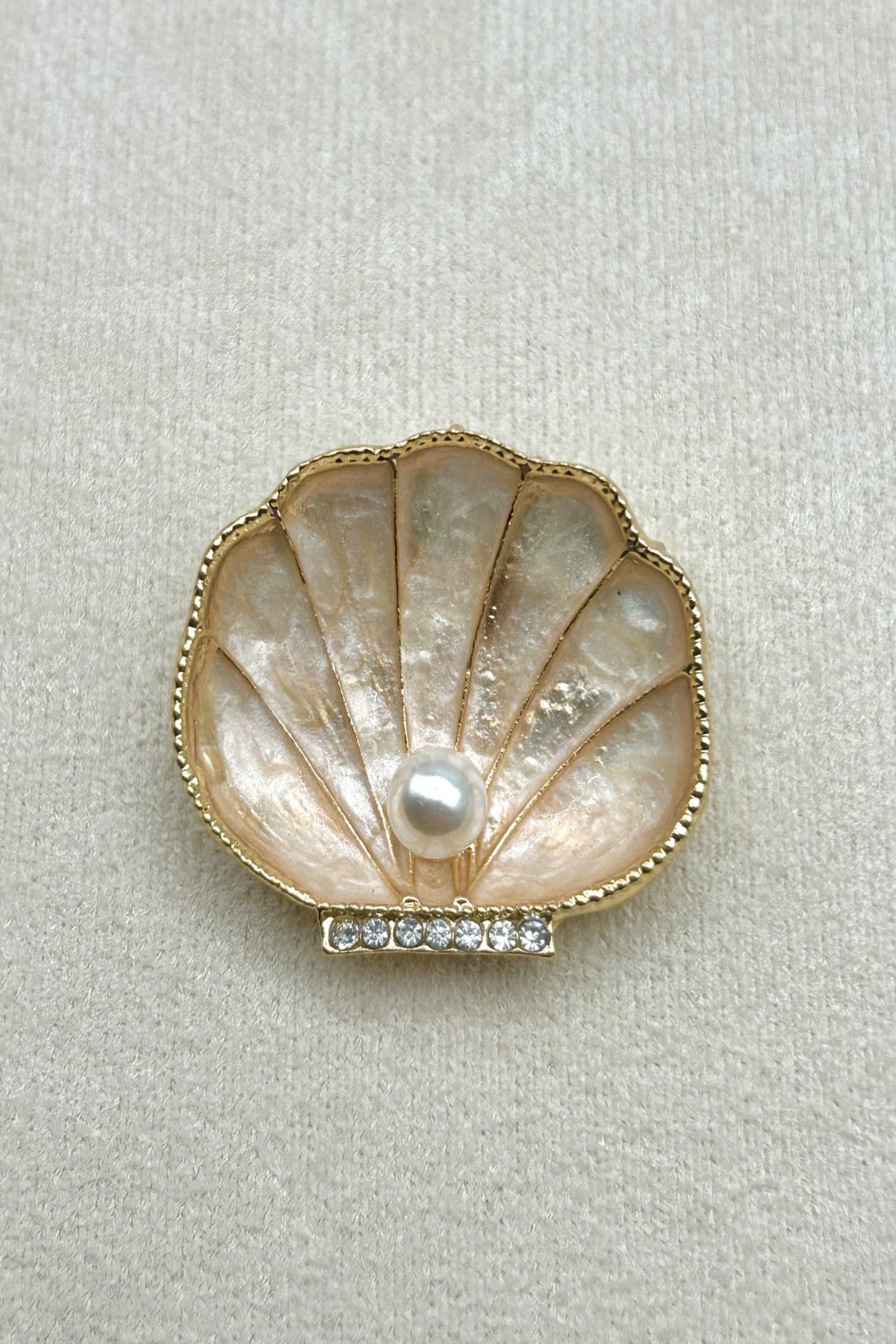 İnci Detaylı Sedefli Deniz Kabuğu Figürlü Gold Broş (3 cm) - Çanta, Şapka, Eşarp, Ceket ve Yaka'da Kullanılabilir