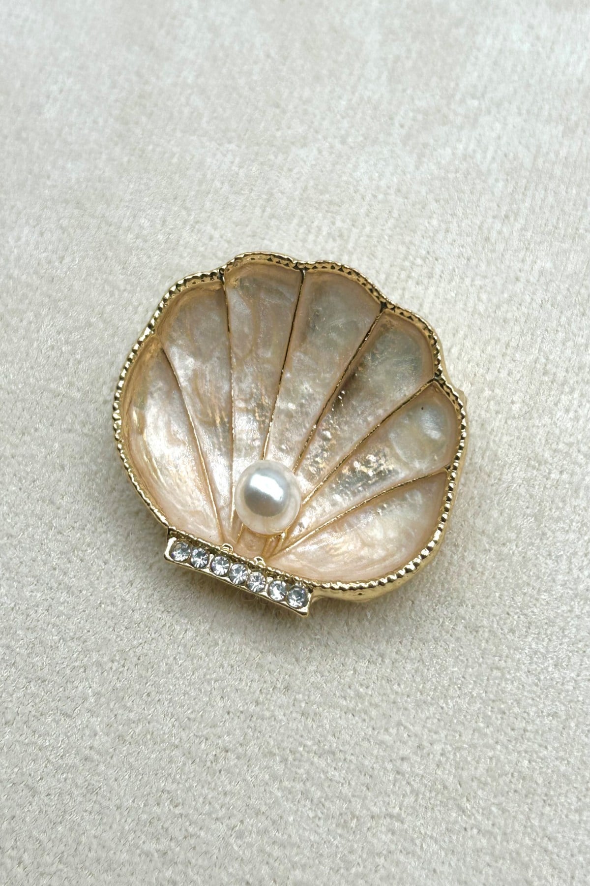 İnci Detaylı Sedefli Deniz Kabuğu Figürlü Gold Broş (3 cm) - Çanta, Şapka, Eşarp, Ceket ve Yaka'da Kullanılabilir
