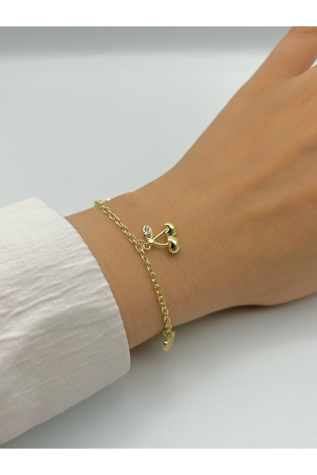 Kirazlı ve Kalpli Çelik Kadın Bileklik - 14K Altın Renginde - Bileğe Göre Ayarlanabilir (16-21 cm)
