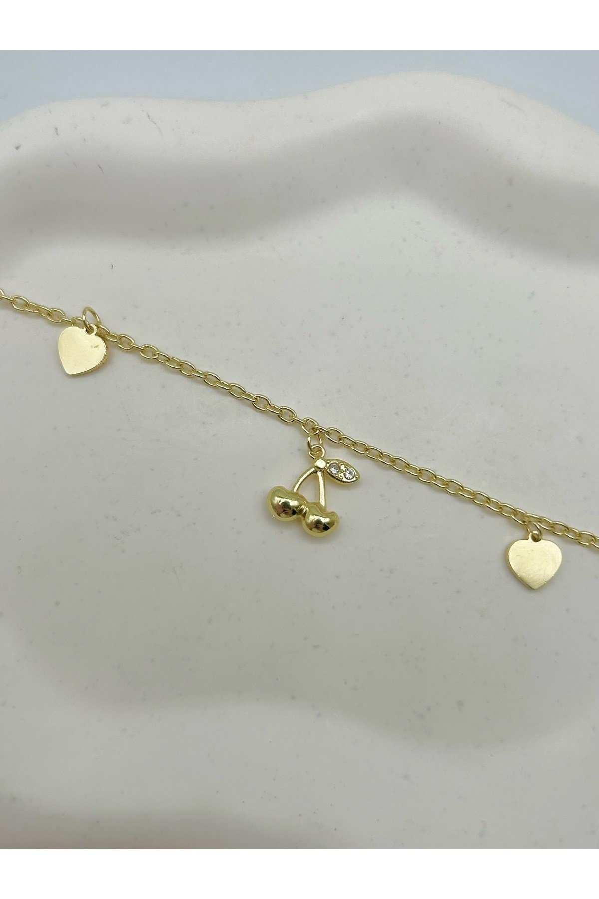 Kirazlı ve Kalpli Çelik Kadın Bileklik - 14K Altın Renginde - Bileğe Göre Ayarlanabilir (16-21 cm)