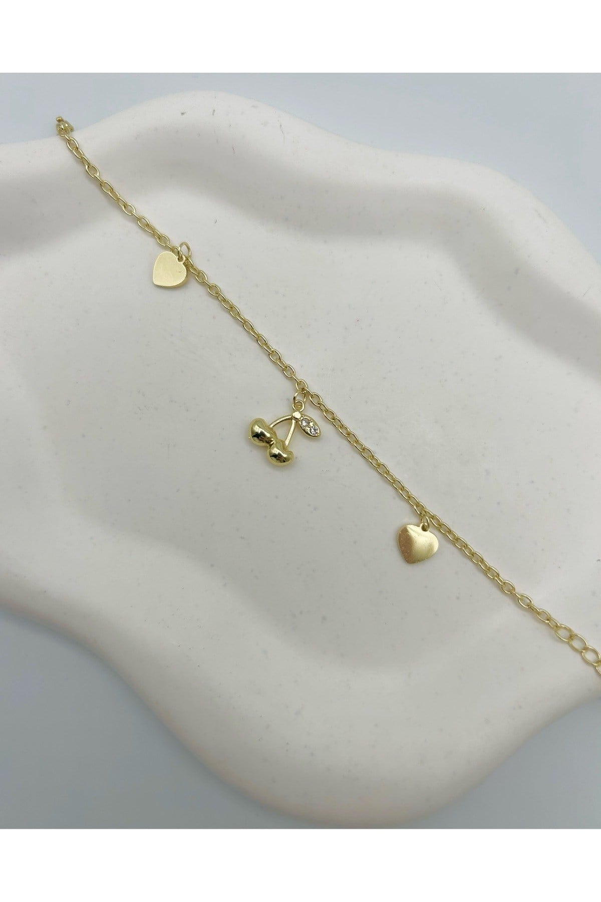 Kirazlı ve Kalpli Çelik Kadın Bileklik - 14K Altın Renginde - Bileğe Göre Ayarlanabilir (16-21 cm)