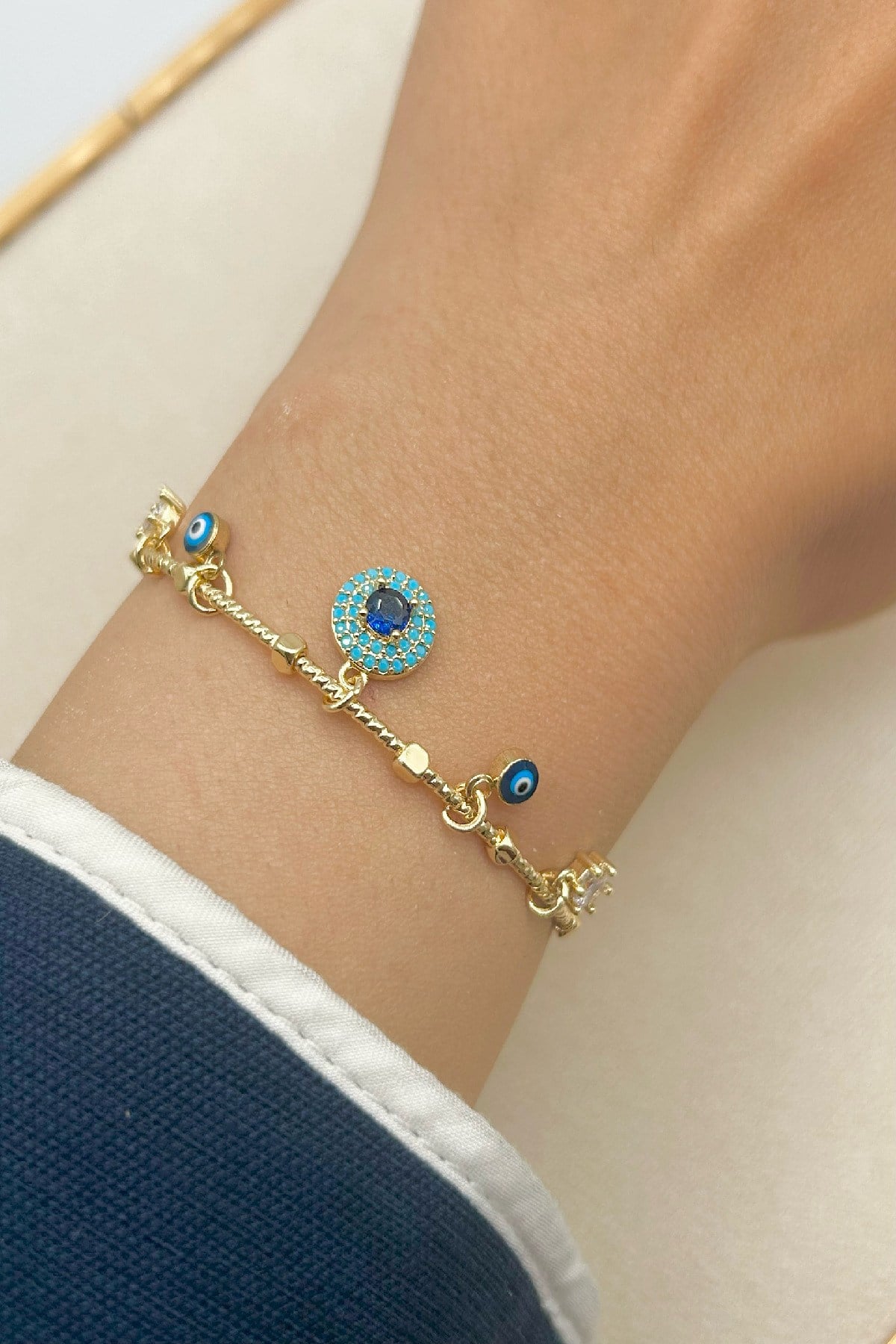 Mavi Taşlı Nazar Charmlı Gold Renk Kadın Bileklik - Ayarlanabilir