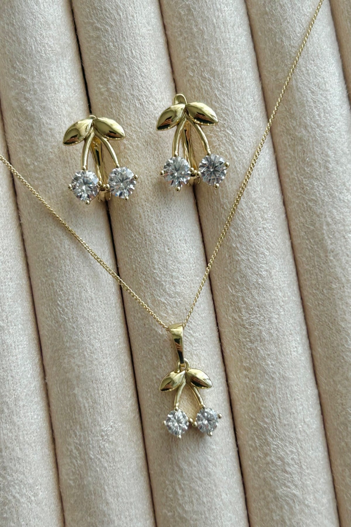 Özel Seri 14K Altın Kaplama Kirazlı Kolye ve Küpe Kadın Set Takı (Birinci Sınıf Kalite/Kararmaz/Paslanmaz) - 24cm