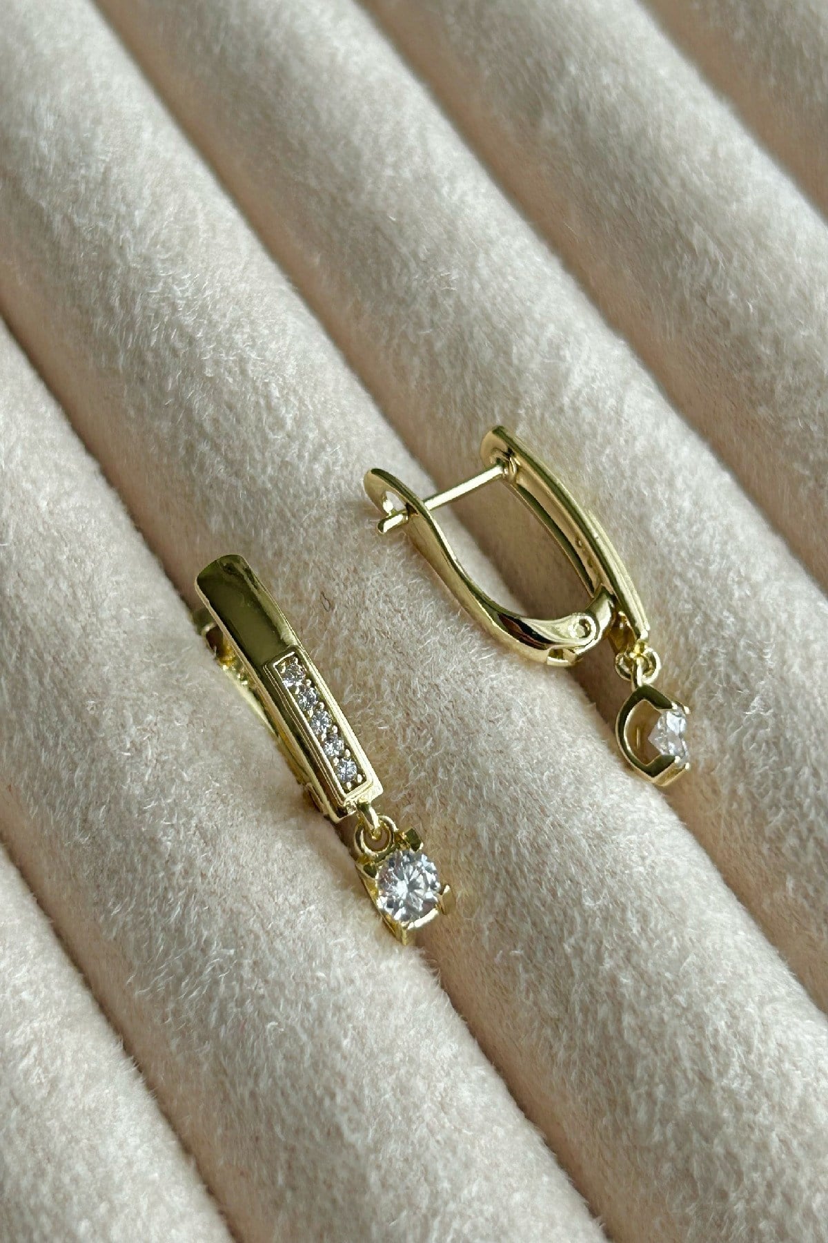 Özel Seri 14K Altın Kaplama Taş Sallantılı Gold Renk U Model Kadın Küpe (Birinci Sınıf Kalite/Kararmaz/Paslanmaz)