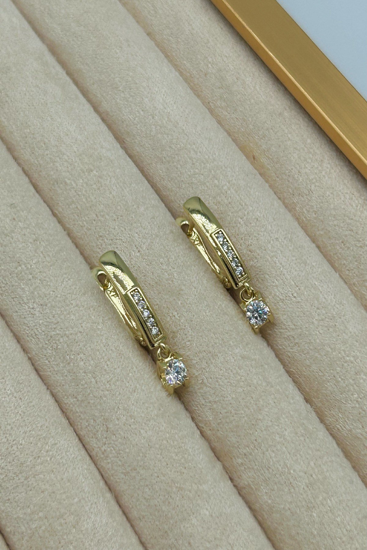 Özel Seri 14K Altın Kaplama Taş Sallantılı Gold Renk U Model Kadın Küpe (Birinci Sınıf Kalite/Kararmaz/Paslanmaz)