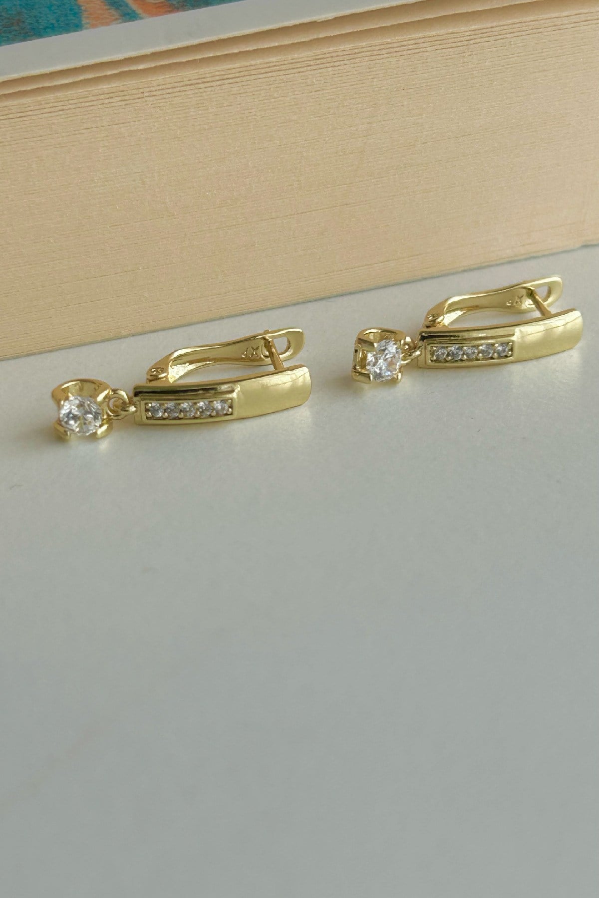 Özel Seri 14K Altın Kaplama Taş Sallantılı Gold Renk U Model Kadın Küpe (Birinci Sınıf Kalite/Kararmaz/Paslanmaz)
