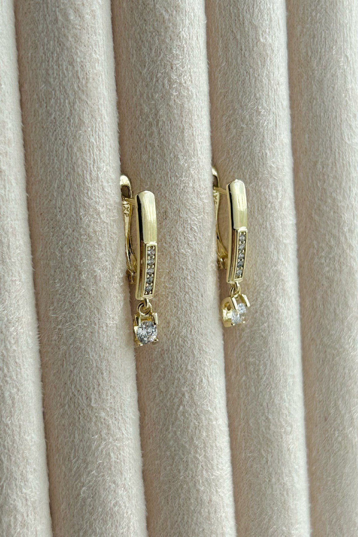 Özel Seri 14K Altın Kaplama Taş Sallantılı Gold Renk U Model Kadın Küpe (Birinci Sınıf Kalite/Kararmaz/Paslanmaz)
