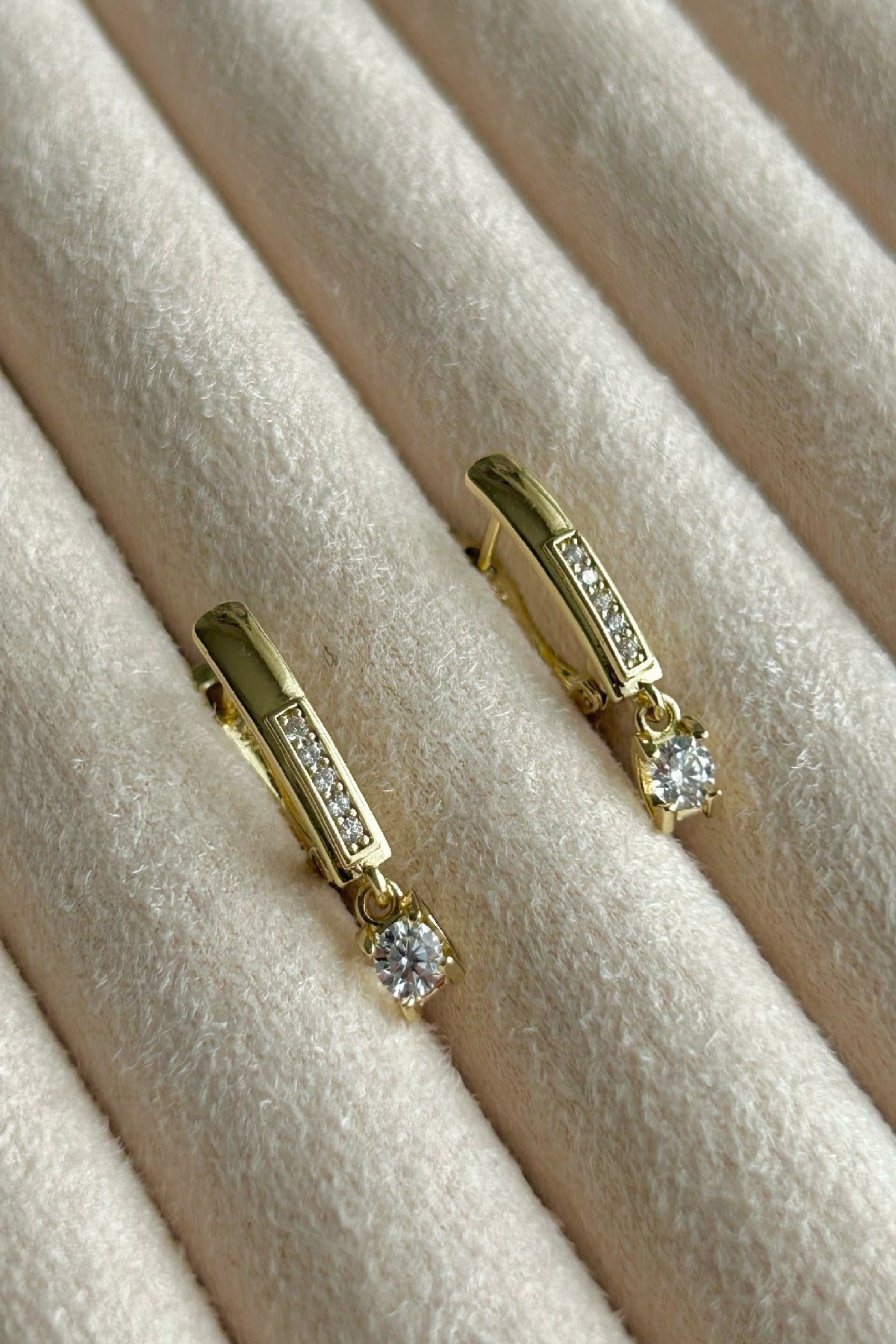 Özel Seri 14K Altın Kaplama Taş Sallantılı Gold Renk U Model Kadın Küpe (Birinci Sınıf Kalite/Kararmaz/Paslanmaz)
