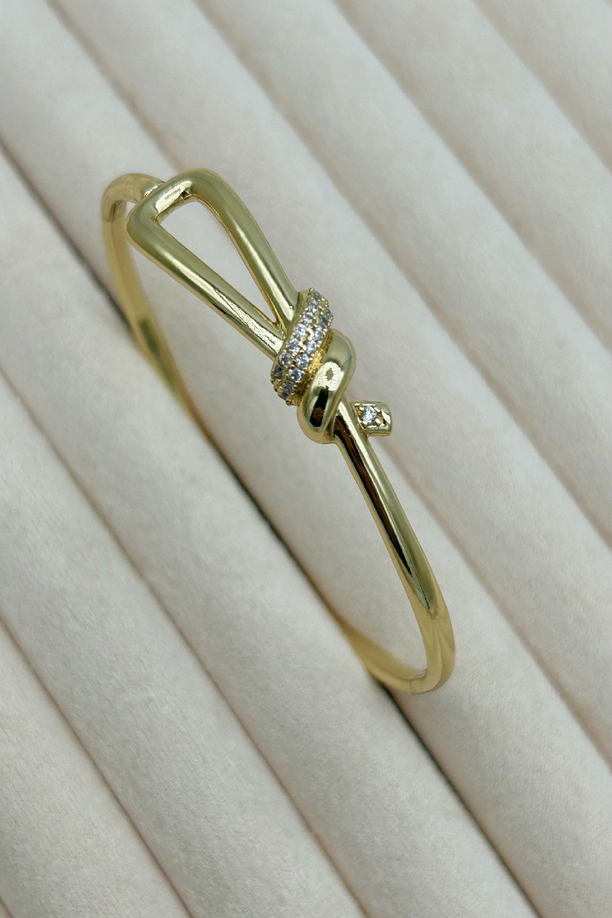 Özel Seri 14K Altın Kaplama Zirkon Taşlı Düğüm Model Kadın Kelepçe Bileklik (Birinci Sınıf Kalite/Kararmaz/Paslanmaz) - 18 cm