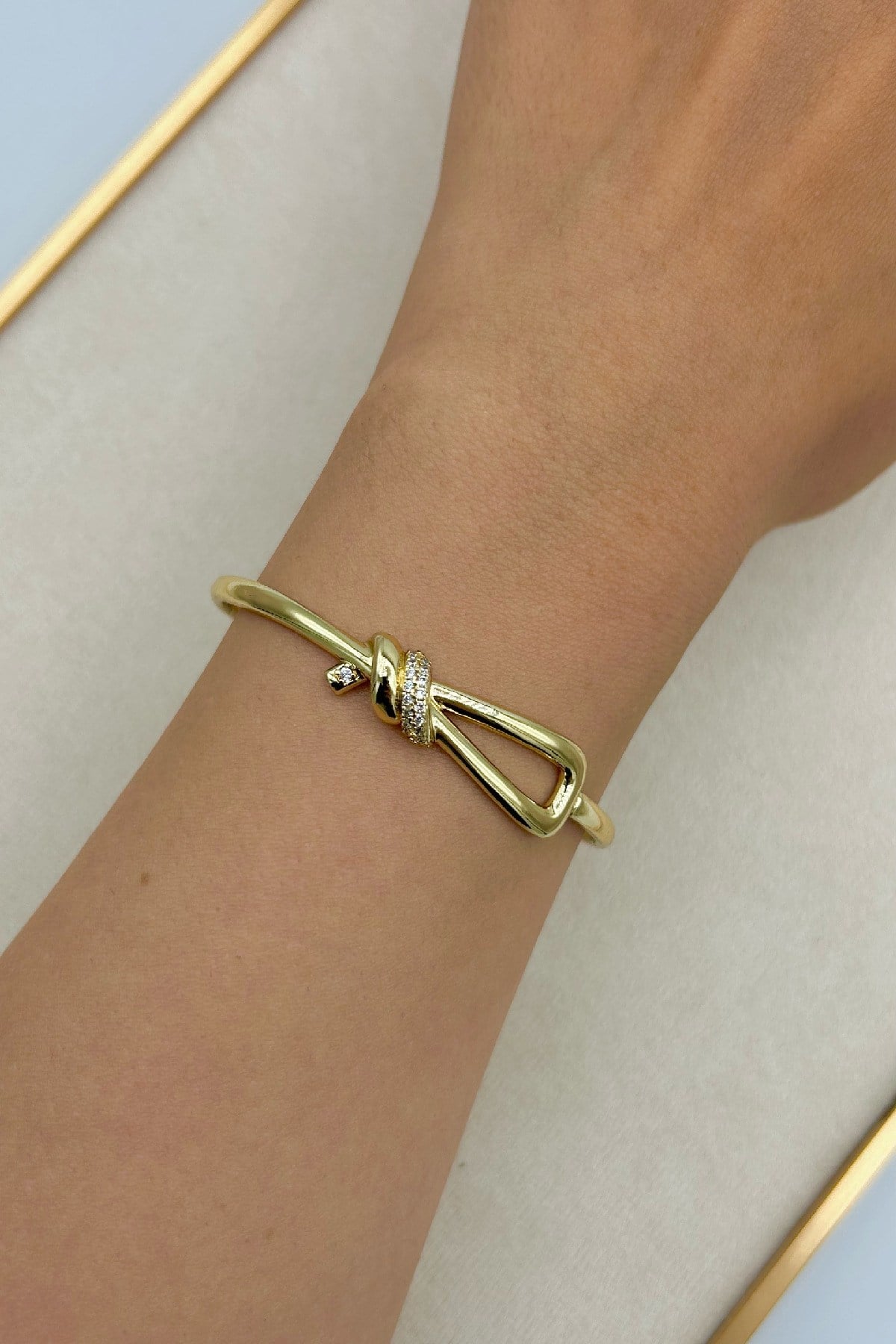 Özel Seri 14K Altın Kaplama Zirkon Taşlı Düğüm Model Kadın Kelepçe Bileklik (Birinci Sınıf Kalite/Kararmaz/Paslanmaz) - 18 cm