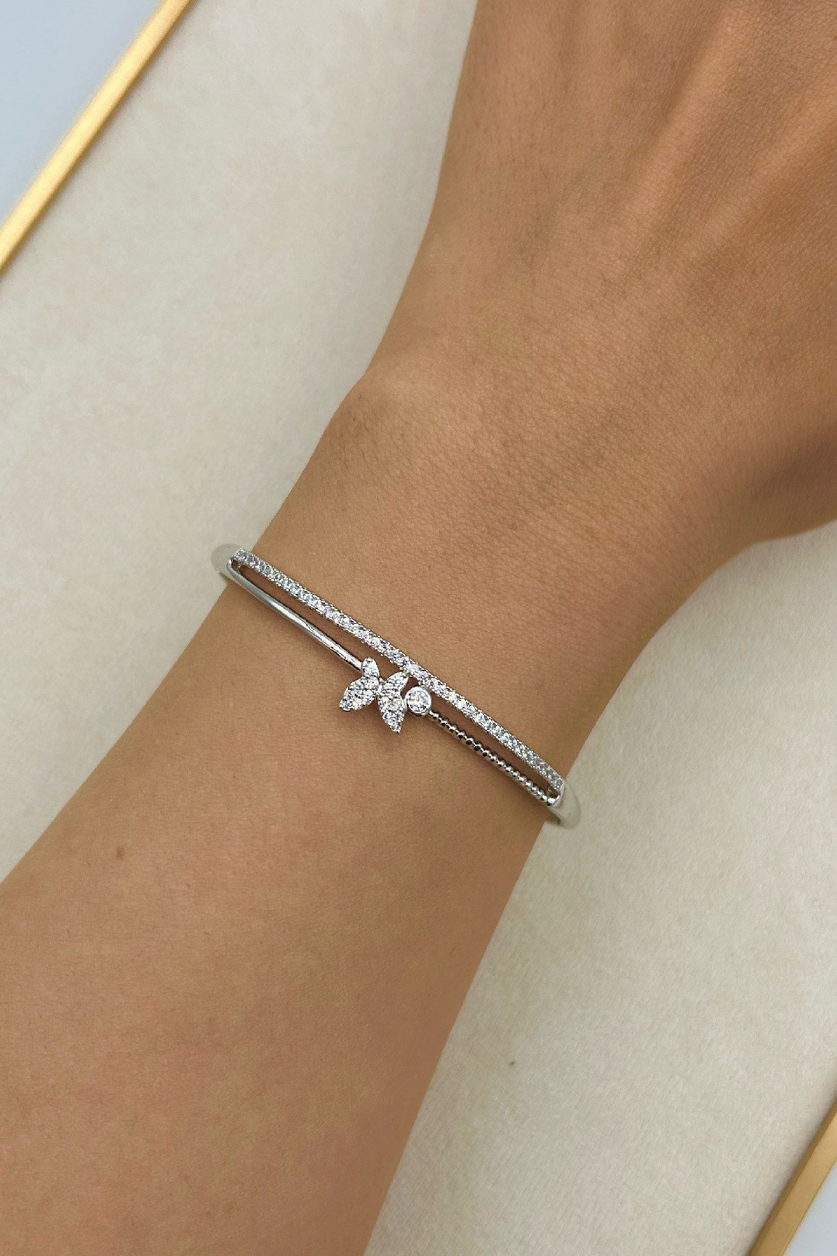 Özel Seri 14K Altın Kaplama Zirkon Taşlı ve Kelebekli Kadın Kelepçe Bileklik (Birinci Sınıf Kalite/Kararmaz/Paslanmaz) - 18 cm