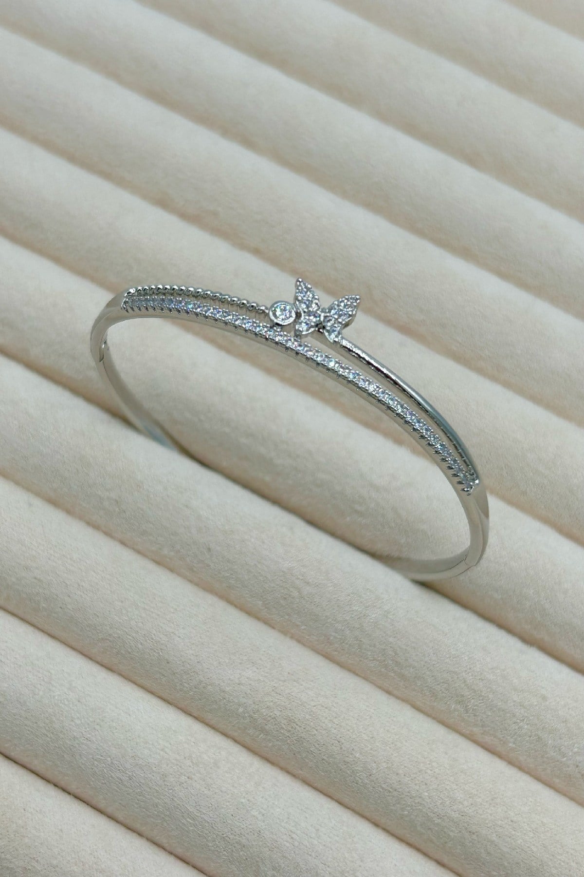 Özel Seri 14K Altın Kaplama Zirkon Taşlı ve Kelebekli Kadın Kelepçe Bileklik (Birinci Sınıf Kalite/Kararmaz/Paslanmaz) - 18 cm