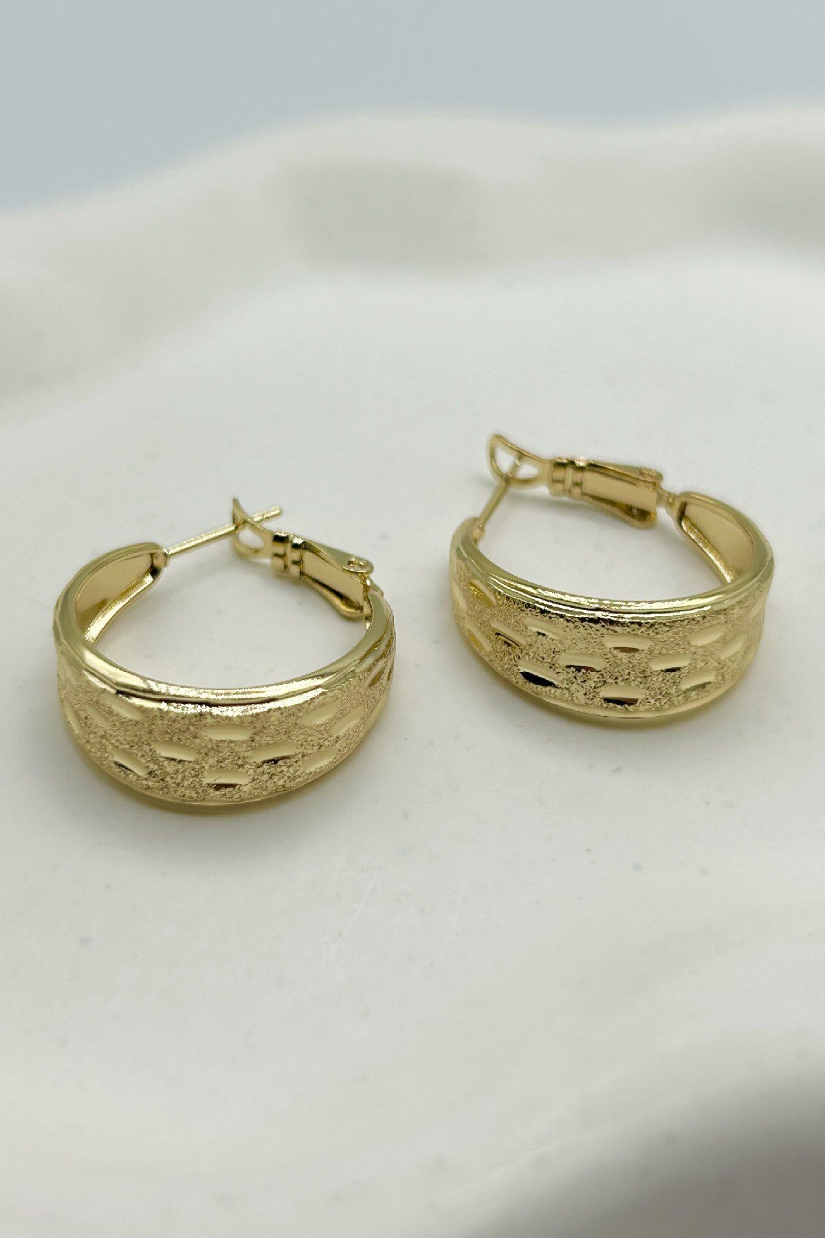 Özel Tasarım Dokulu Halka Küpe (3cm) - 14K Altın Kaplama (Birinci Sınıf Kalite/Kararmaz/Paslanmaz)