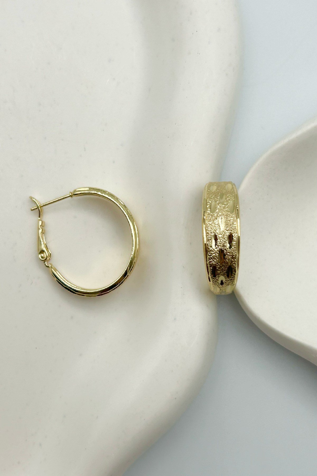Özel Tasarım Dokulu Halka Küpe (3cm) - 14K Altın Kaplama (Birinci Sınıf Kalite/Kararmaz/Paslanmaz)
