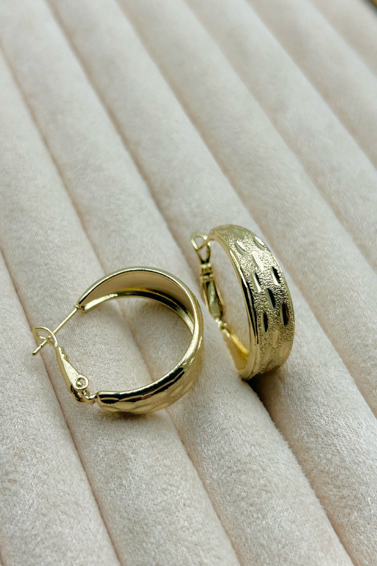 Özel Tasarım Dokulu Halka Küpe (3cm) - 14K Altın Kaplama (Birinci Sınıf Kalite/Kararmaz/Paslanmaz)