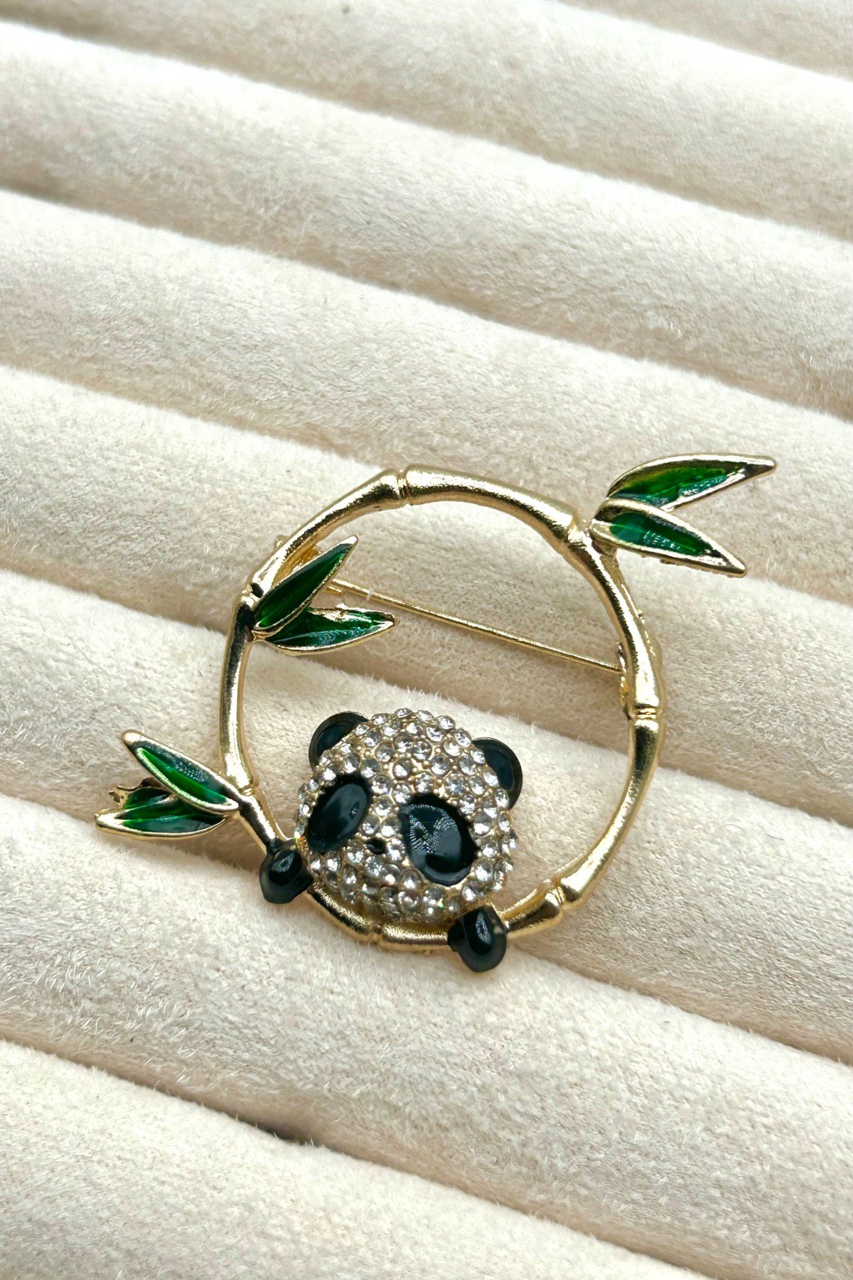 Panda Figürlü Bambu Dalı Zirkon Taşlı Gold Broş (4 cm) - Çanta, Şapka, Eşarp, Ceket ve Yaka'da Kullanılabilir