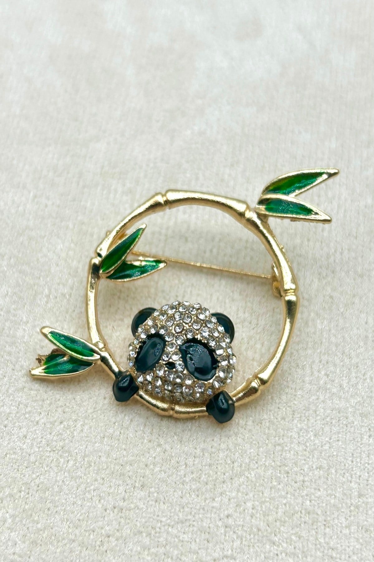 Panda Figürlü Bambu Dalı Zirkon Taşlı Gold Broş (4 cm) - Çanta, Şapka, Eşarp, Ceket ve Yaka'da Kullanılabilir