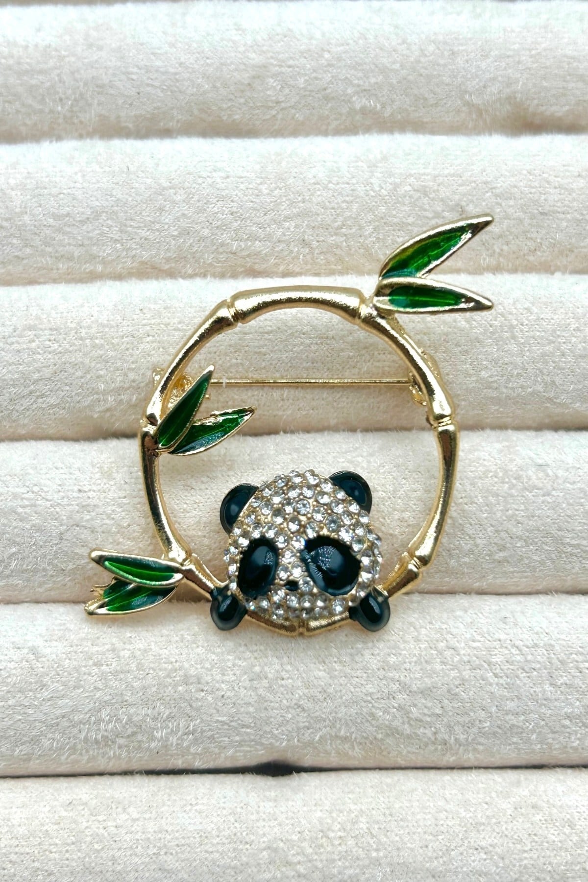 Panda Figürlü Bambu Dalı Zirkon Taşlı Gold Broş (4 cm) - Çanta, Şapka, Eşarp, Ceket ve Yaka'da Kullanılabilir