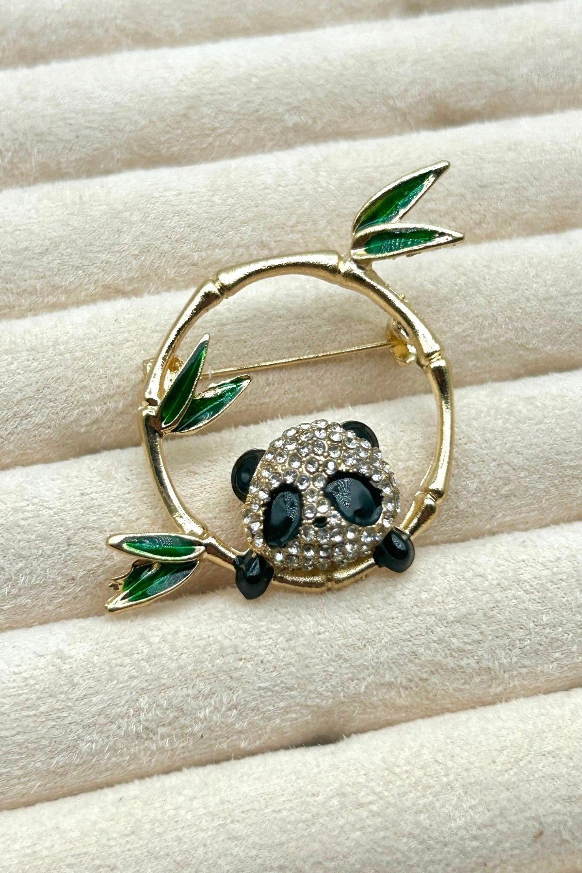 Panda Figürlü Bambu Dalı Zirkon Taşlı Gold Broş (4 cm) - Çanta, Şapka, Eşarp, Ceket ve Yaka'da Kullanılabilir