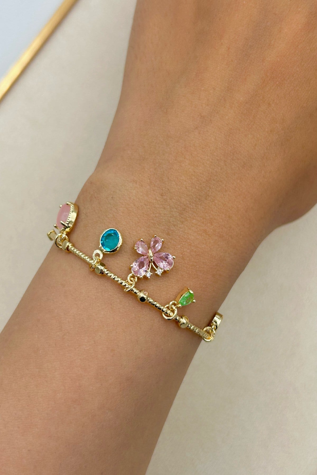 Pembe Kristal Taşlı Gold Renk Kadın Charmlı Bileklik - Ayarlanabilir