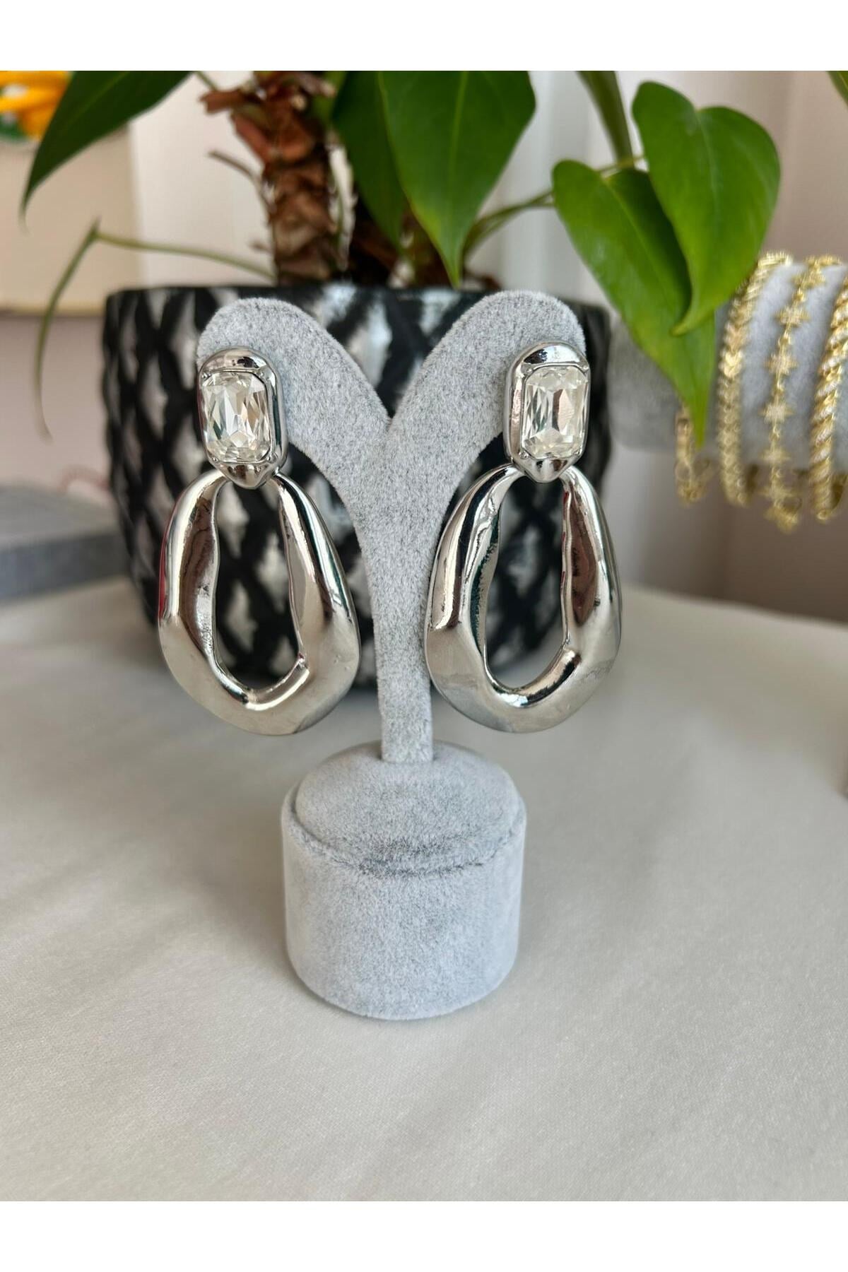 Taşlı Detaylı Metal Şık Kadın Küpe