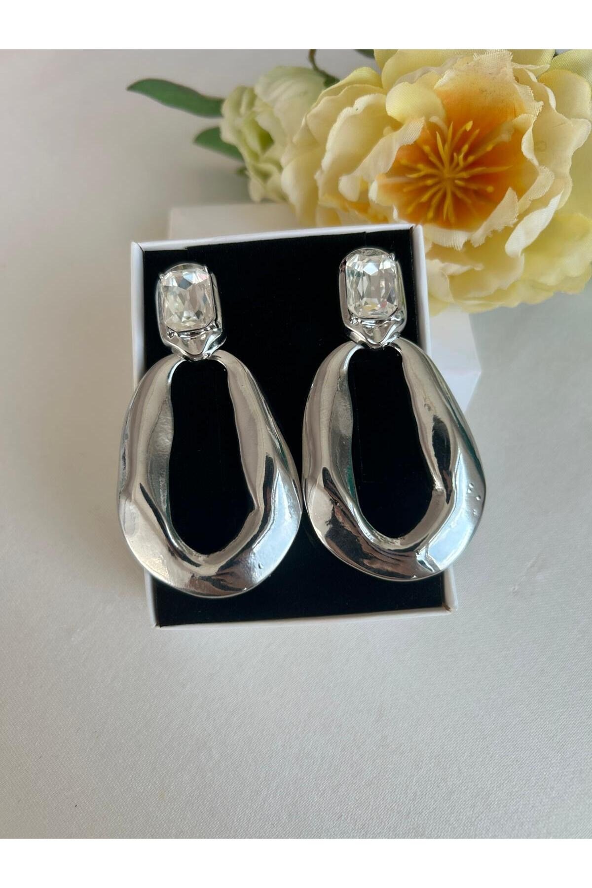 Taşlı Detaylı Metal Şık Kadın Küpe
