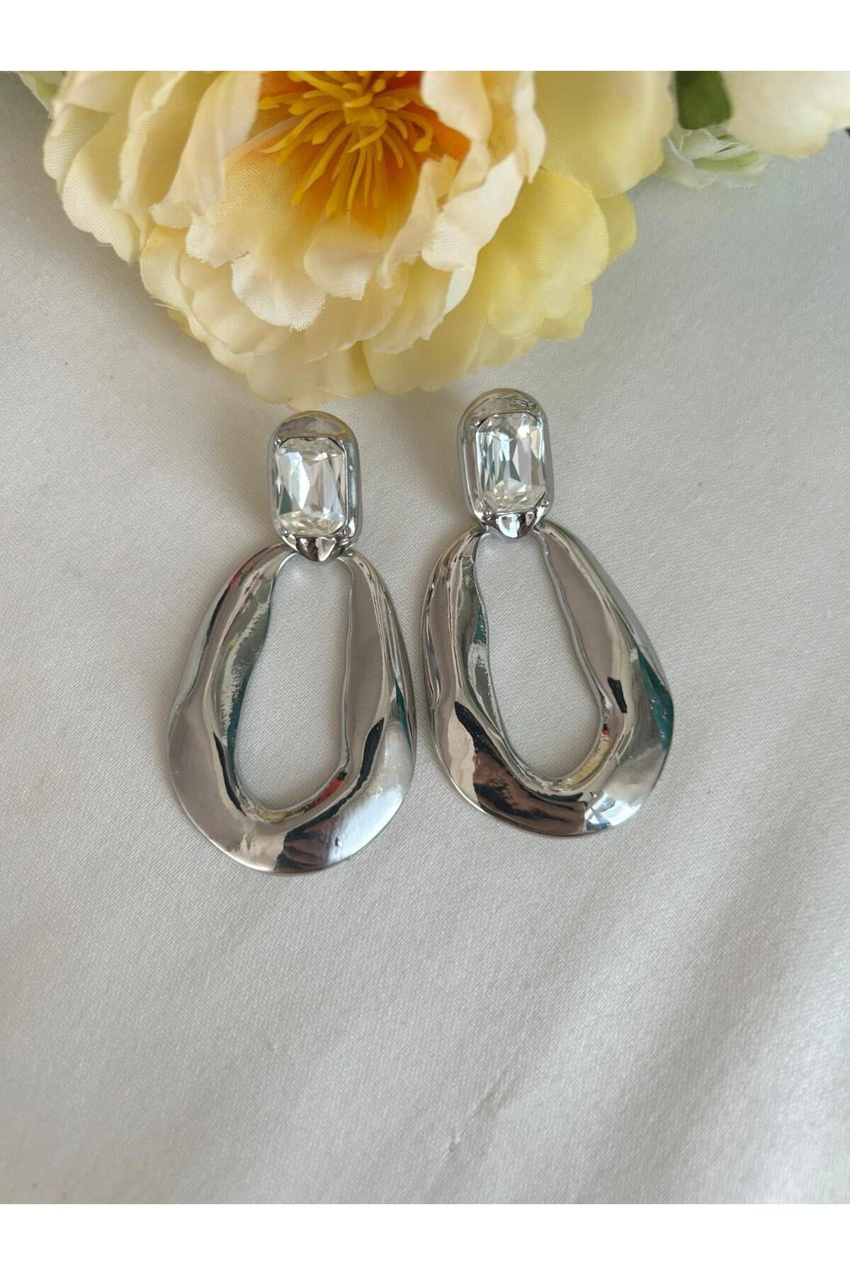 Taşlı Detaylı Metal Şık Kadın Küpe