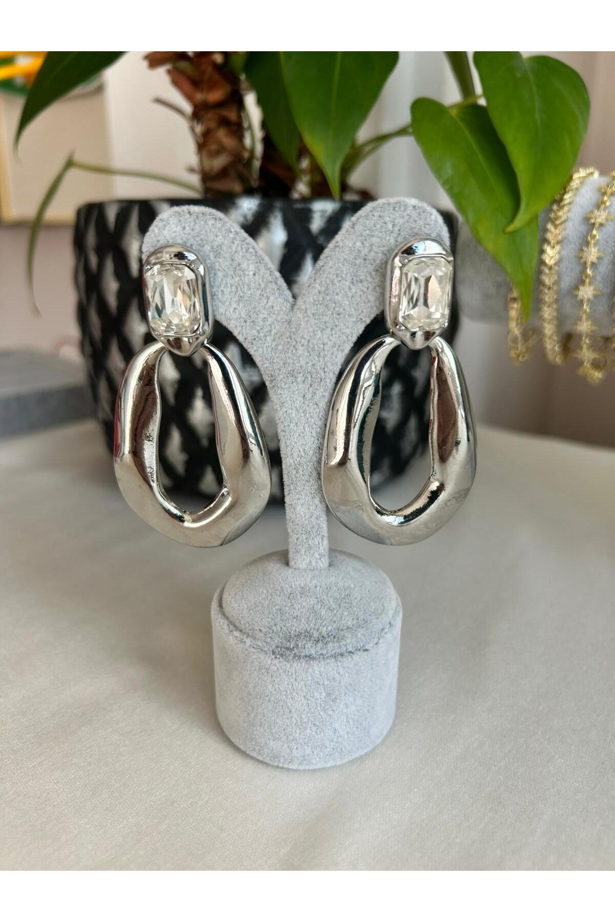 Taşlı Detaylı Metal Şık Kadın Küpe