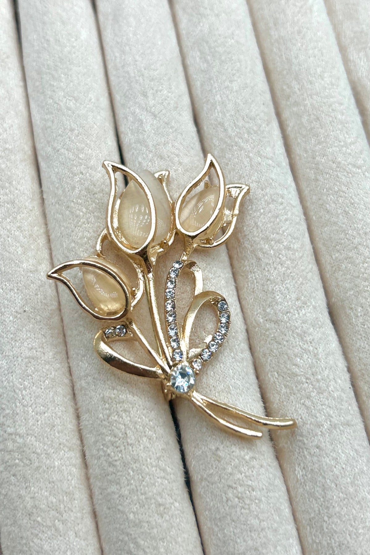 Taşlı Lale Buketi Kadın Broş (5 cm) - Çanta, Şapka, Ceket, Eşarp ve Yaka'da Kullanılabilir