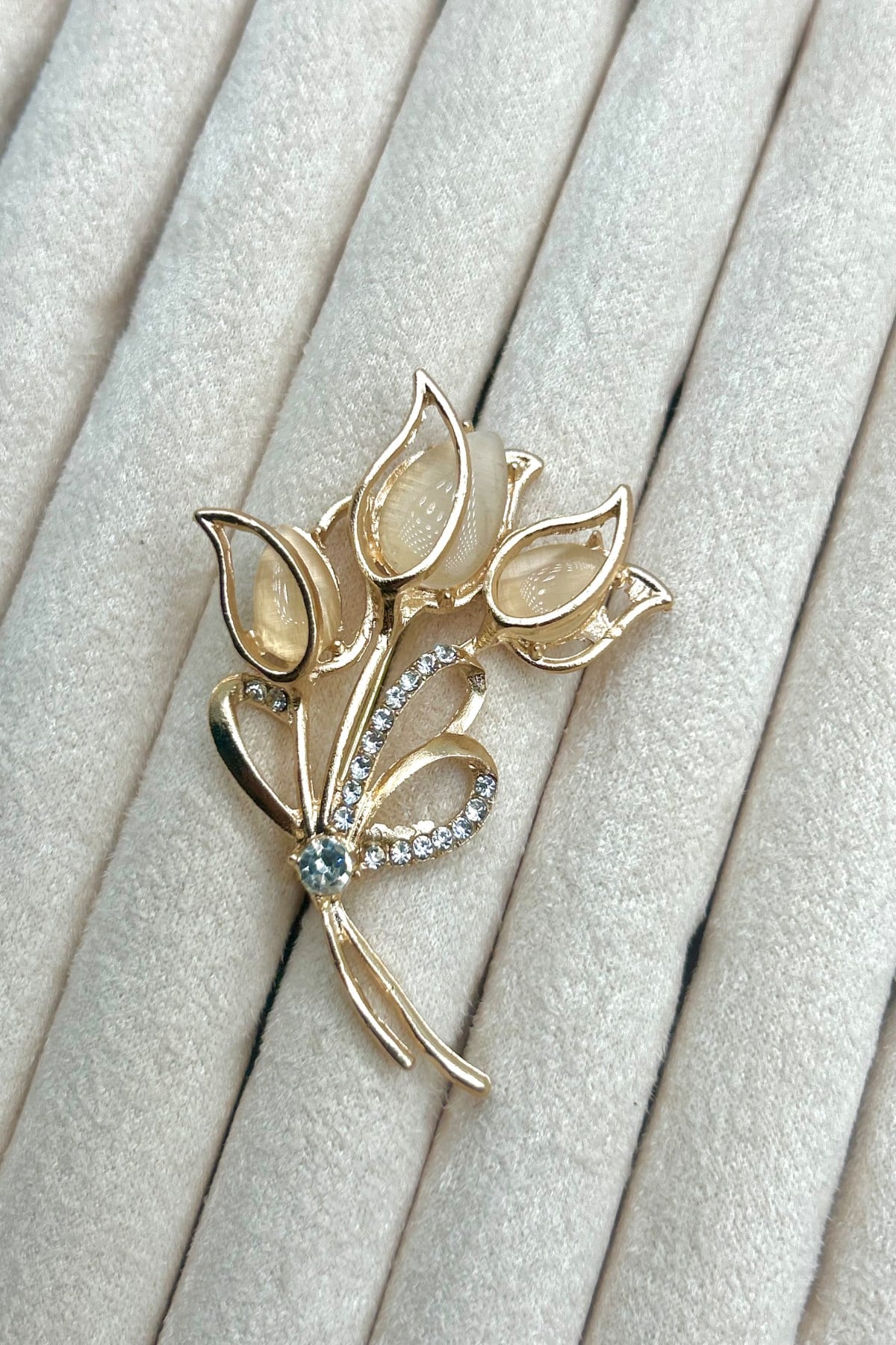 Taşlı Lale Buketi Kadın Broş (5 cm) - Çanta, Şapka, Ceket, Eşarp ve Yaka'da Kullanılabilir